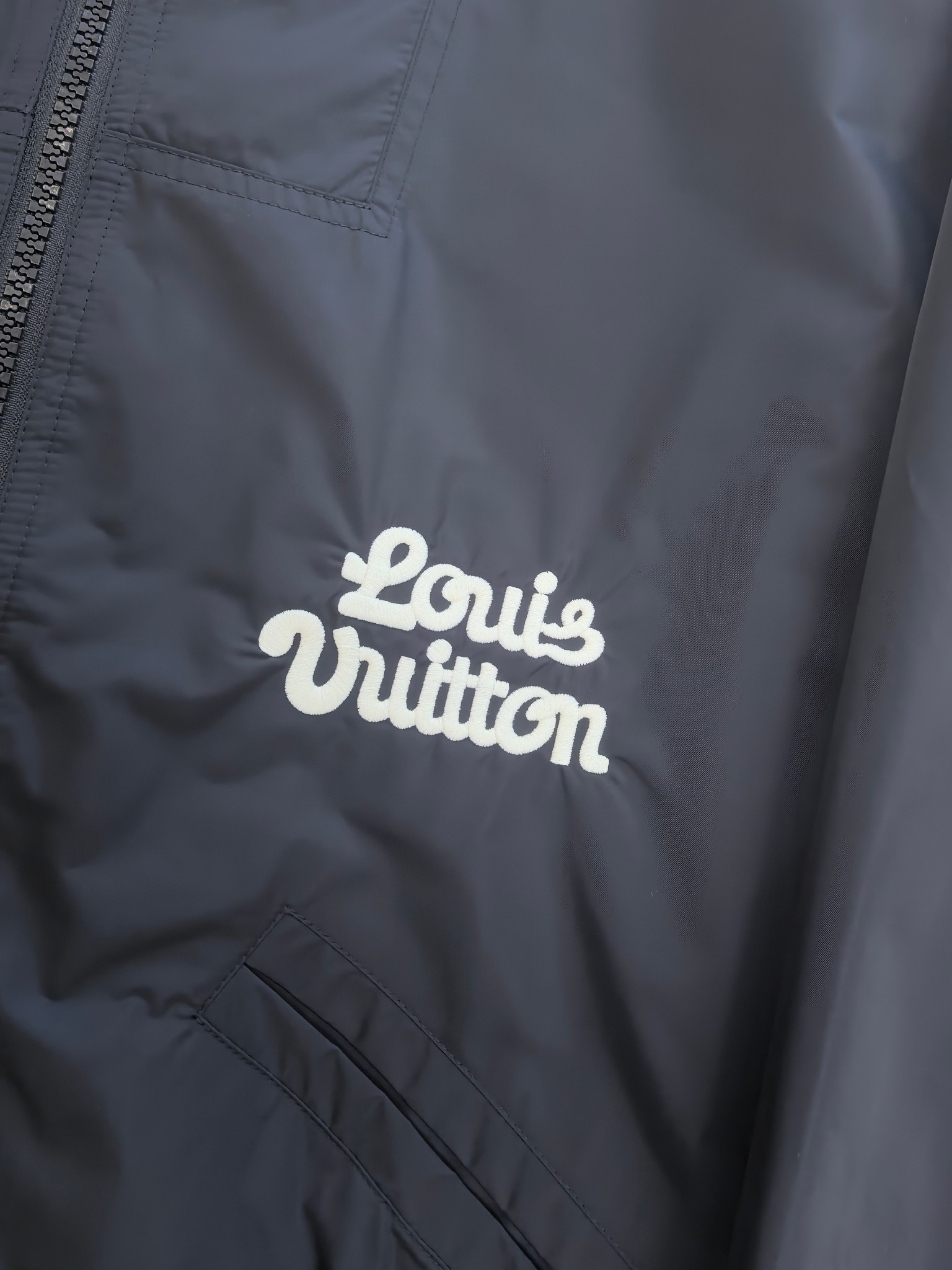 2025SS秋冬新品🆕LV提花夹克外套 系列专柜定制面料 透气舒适度高，细节无可挑剔，品牌元素设计理念，