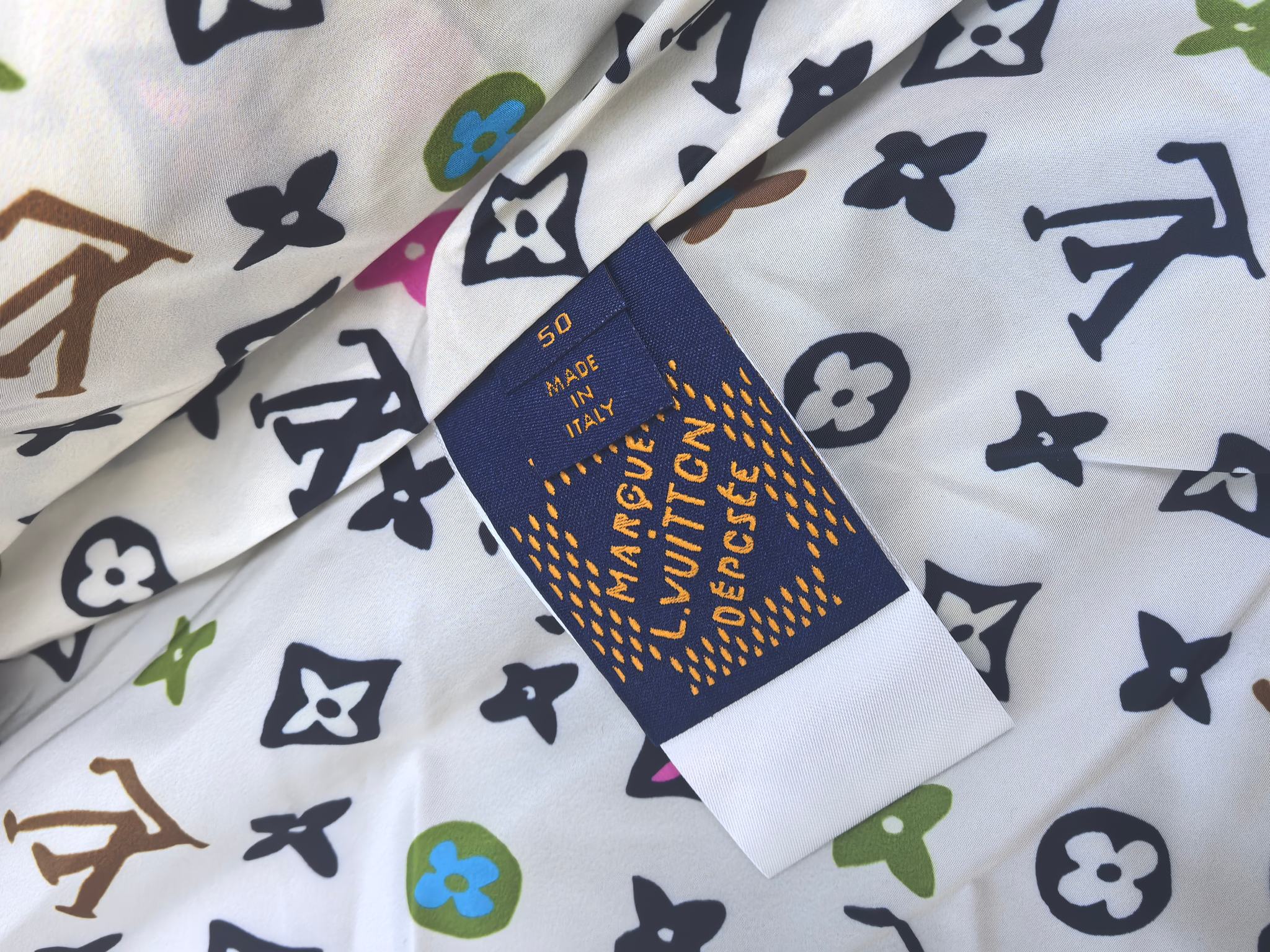 2025SS秋冬新品🆕LV提花夹克外套 系列专柜定制面料 透气舒适度高，细节无可挑剔，品牌元素设计理念，