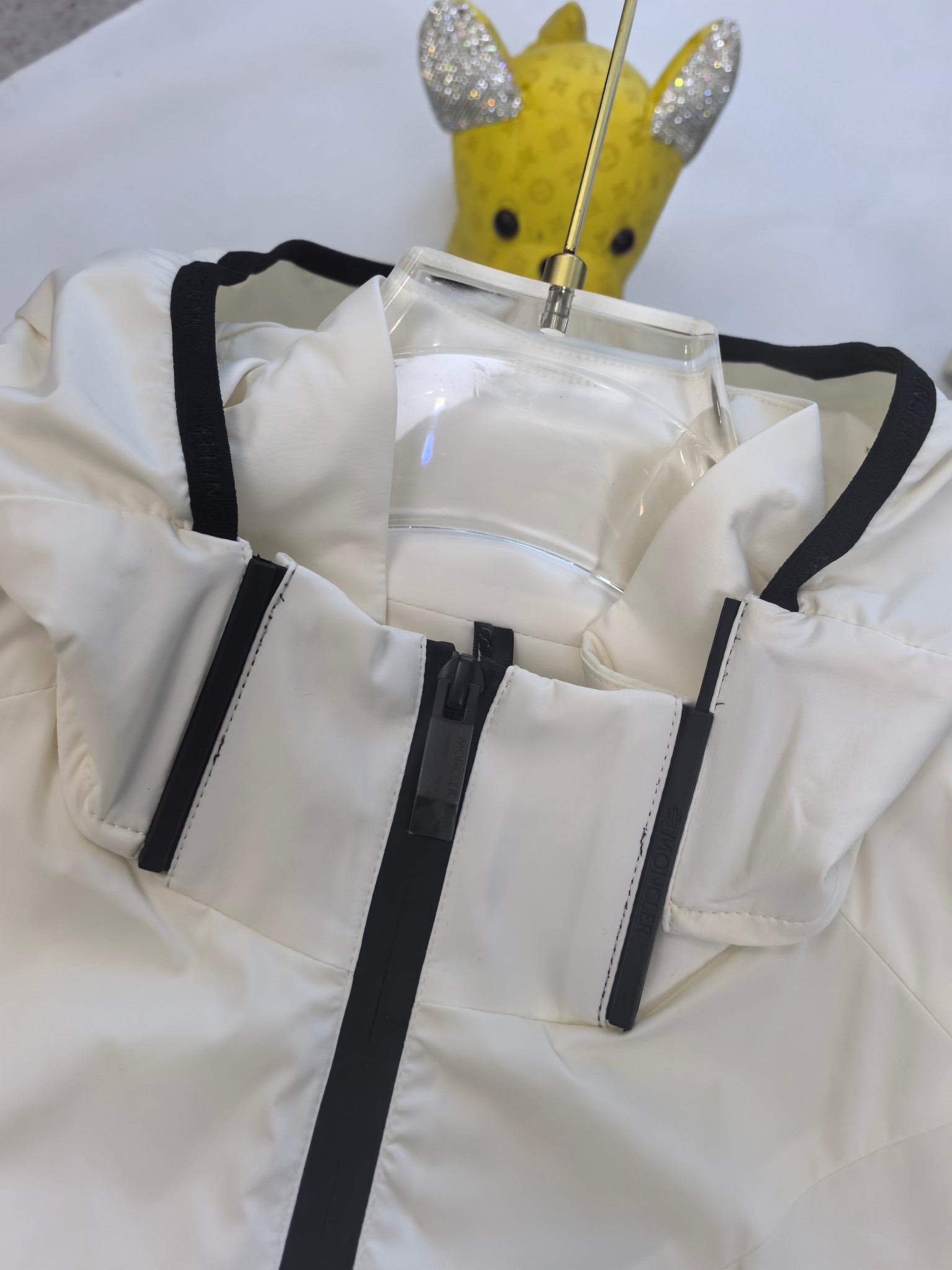 🔥MONCLER 25早秋夹克，轻盈护身，定义都市探险新美学。无论是穿梭都市街头，还是探索自然秘境，它都