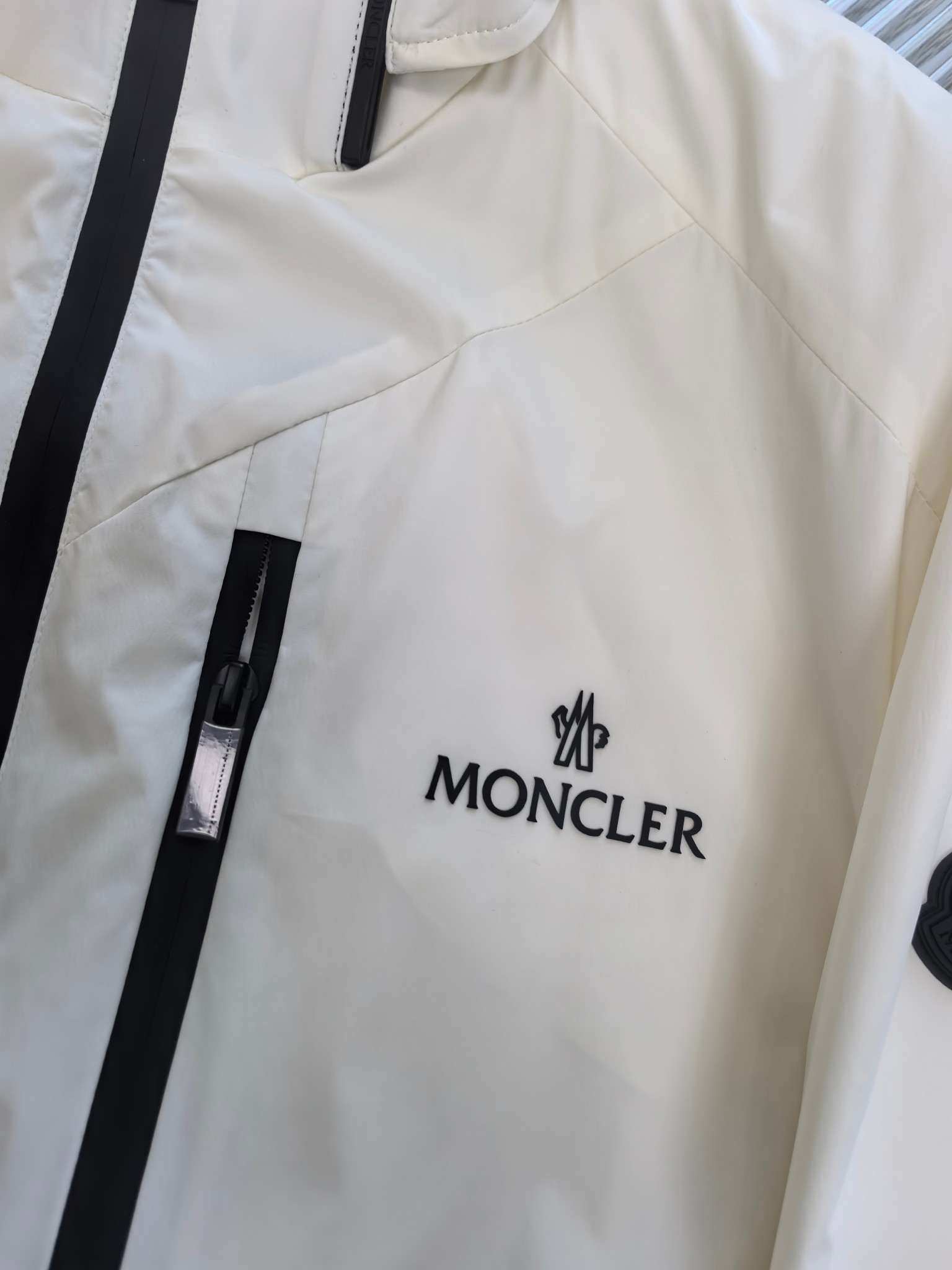 🔥MONCLER 25早秋夹克，轻盈护身，定义都市探险新美学。无论是穿梭都市街头，还是探索自然秘境，它都