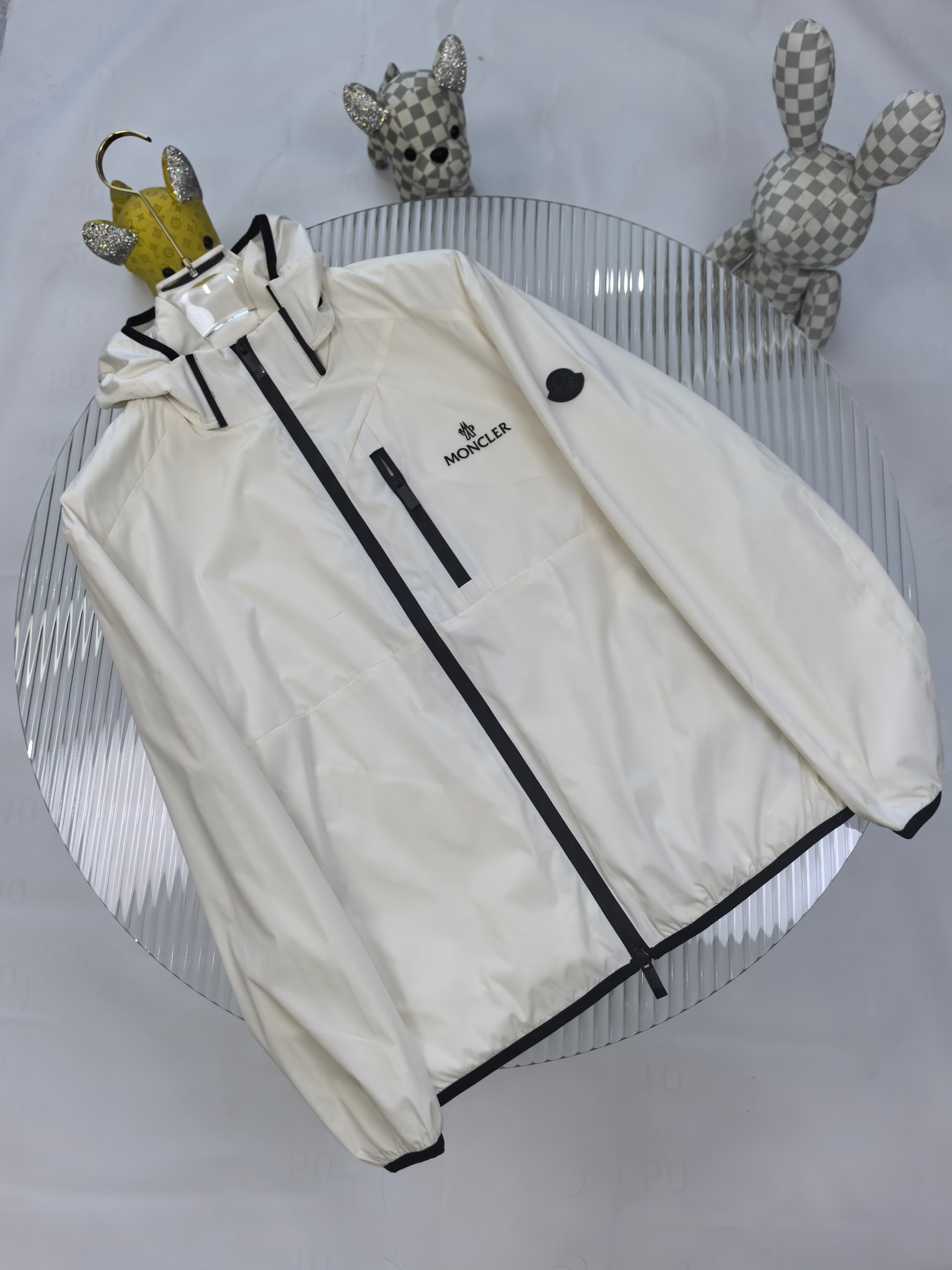 🔥MONCLER 25早秋夹克，轻盈护身，定义都市探险新美学。无论是穿梭都市街头，还是探索自然秘境，它都