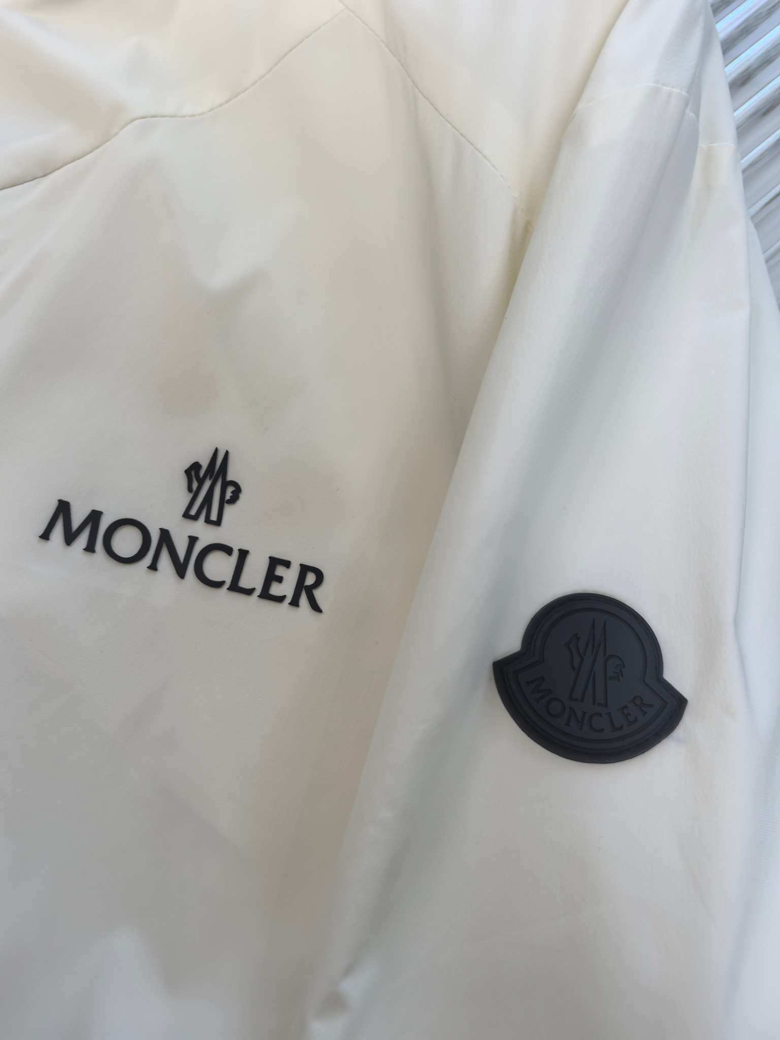 🔥MONCLER 25早秋夹克，轻盈护身，定义都市探险新美学。无论是穿梭都市街头，还是探索自然秘境，它都