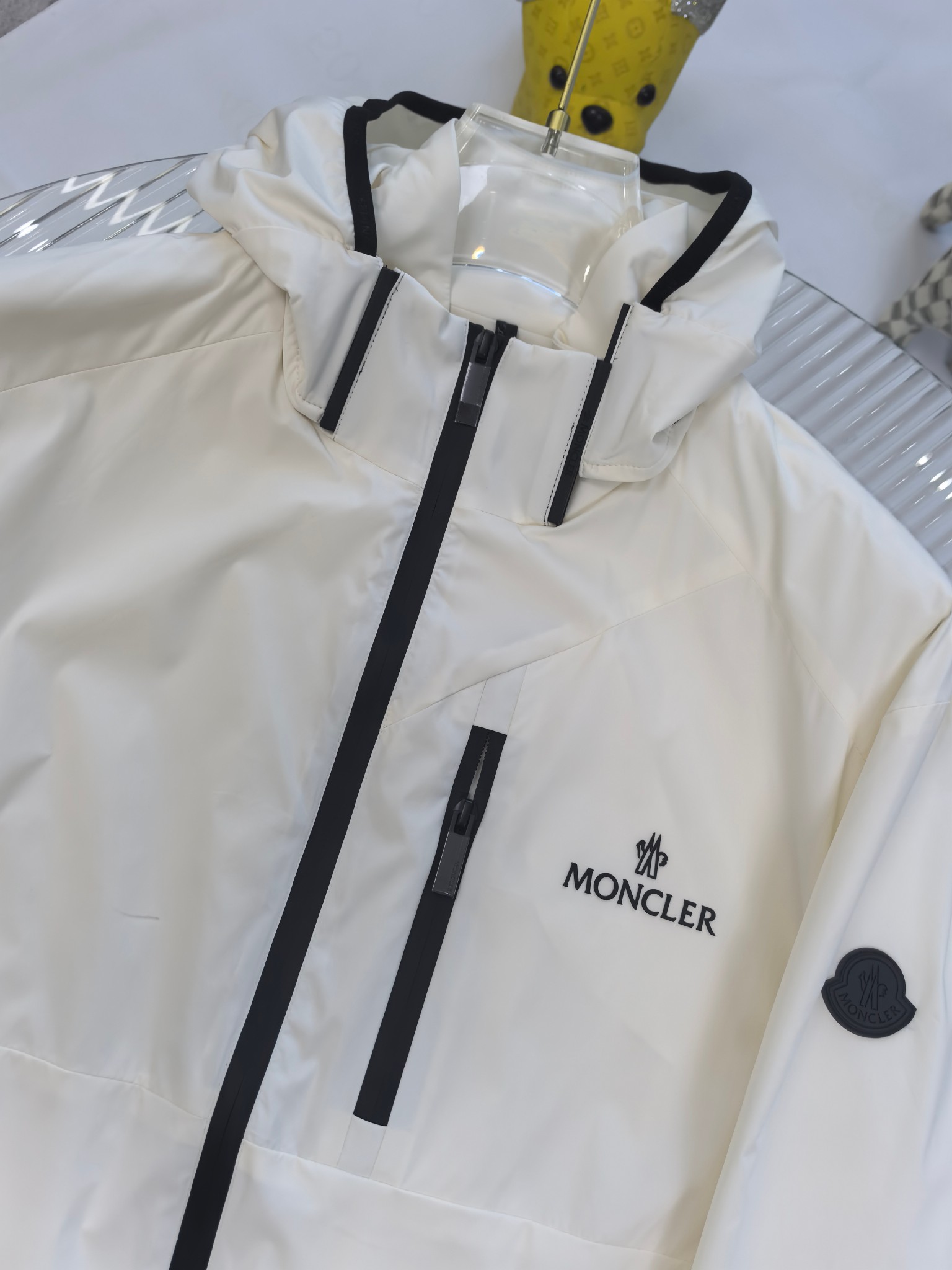 🔥MONCLER 25早秋夹克，轻盈护身，定义都市探险新美学。无论是穿梭都市街头，还是探索自然秘境，它都