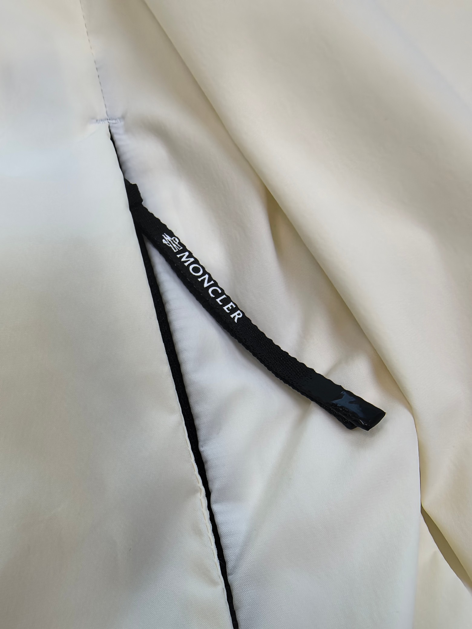 🔥MONCLER 25早秋夹克，轻盈护身，定义都市探险新美学。无论是穿梭都市街头，还是探索自然秘境，它都