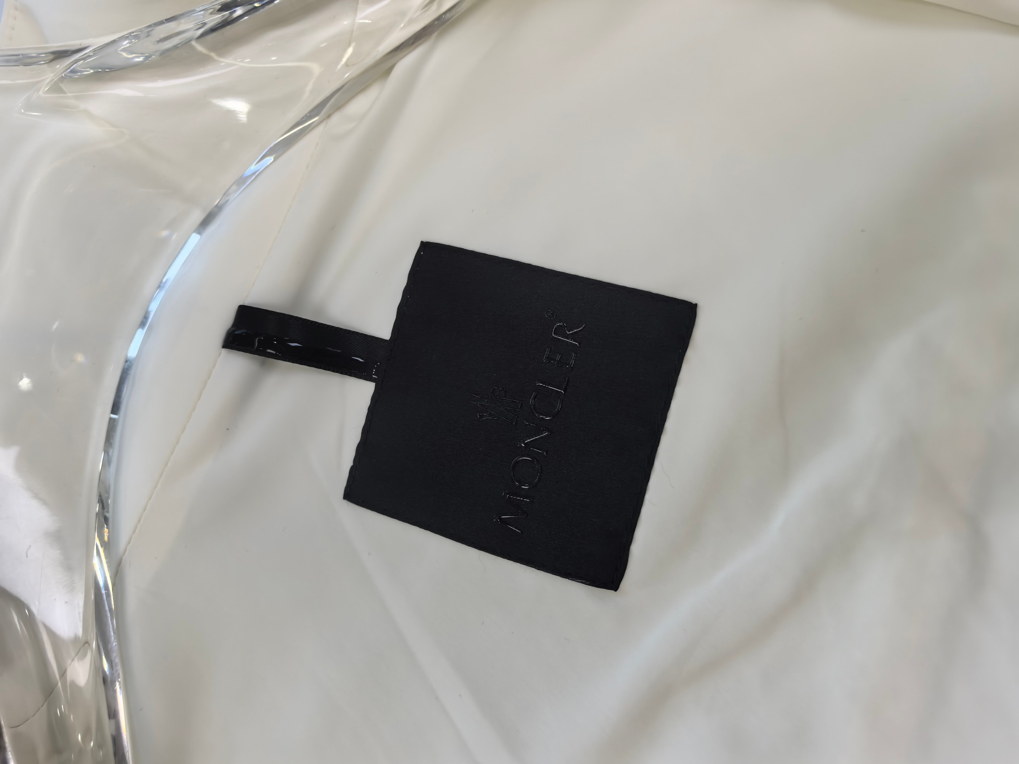 🔥MONCLER 25早秋夹克，轻盈护身，定义都市探险新美学。无论是穿梭都市街头，还是探索自然秘境，它都