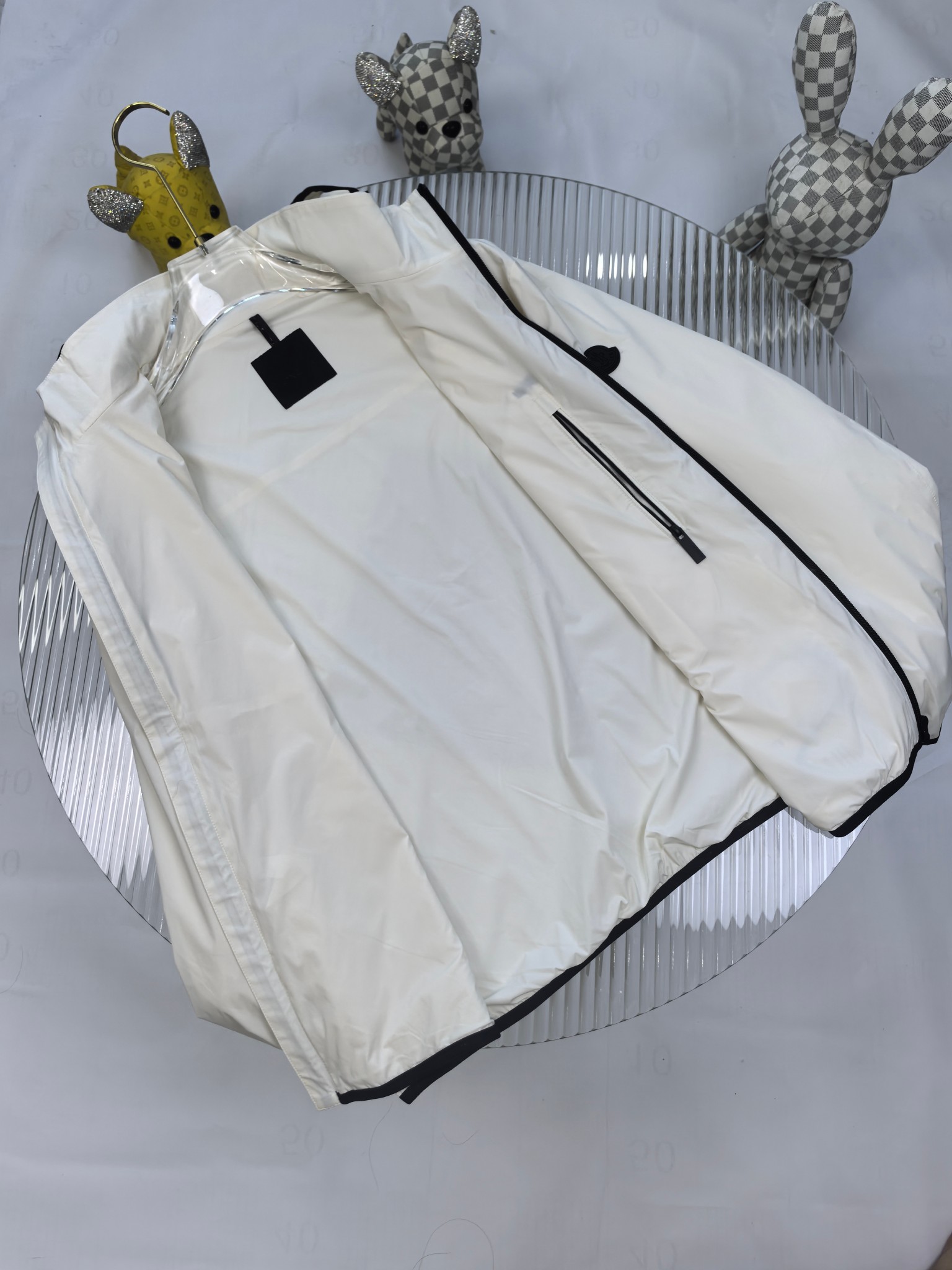 🔥MONCLER 25早秋夹克，轻盈护身，定义都市探险新美学。无论是穿梭都市街头，还是探索自然秘境，它都