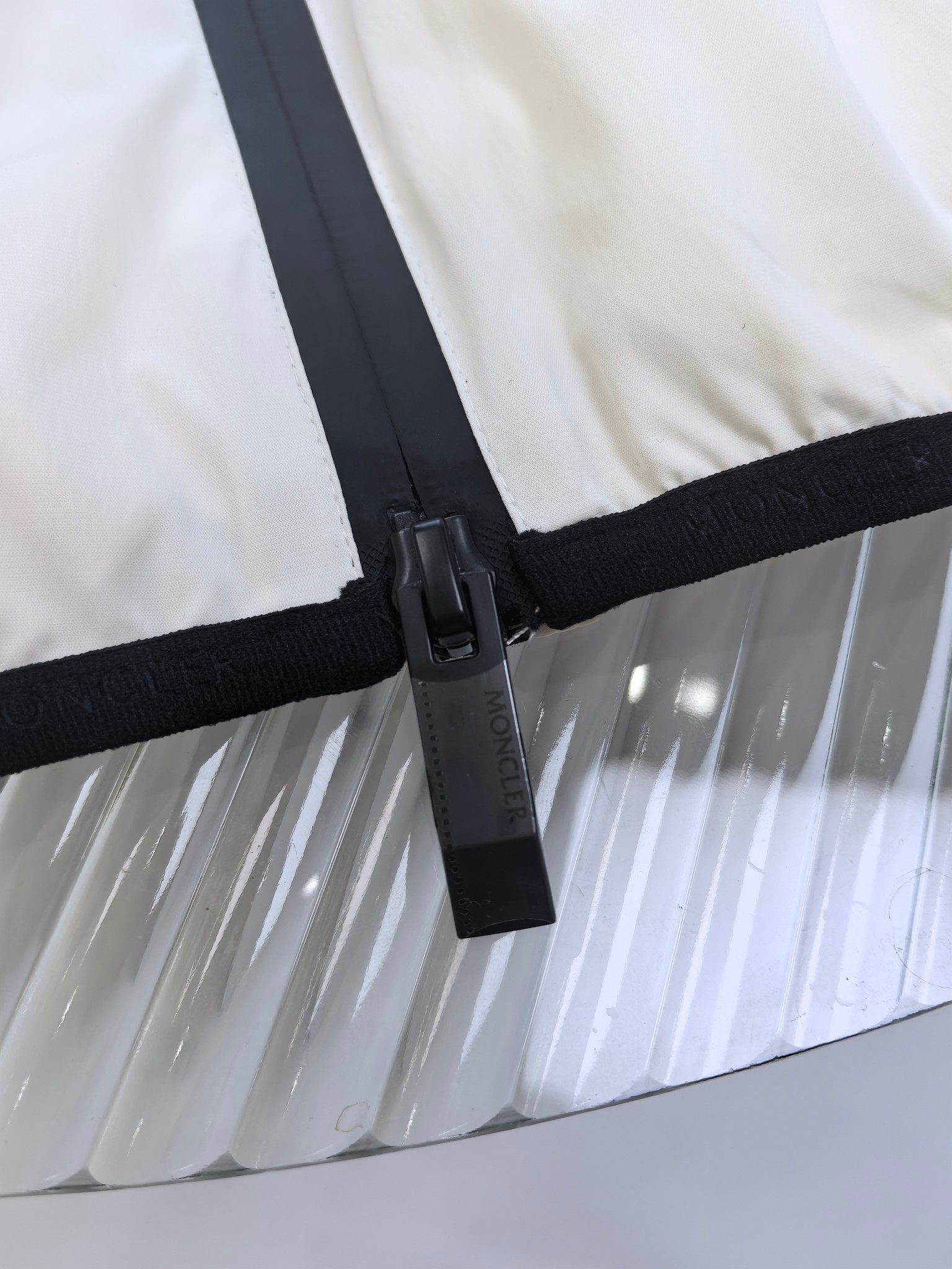 🔥MONCLER 25早秋夹克，轻盈护身，定义都市探险新美学。无论是穿梭都市街头，还是探索自然秘境，它都