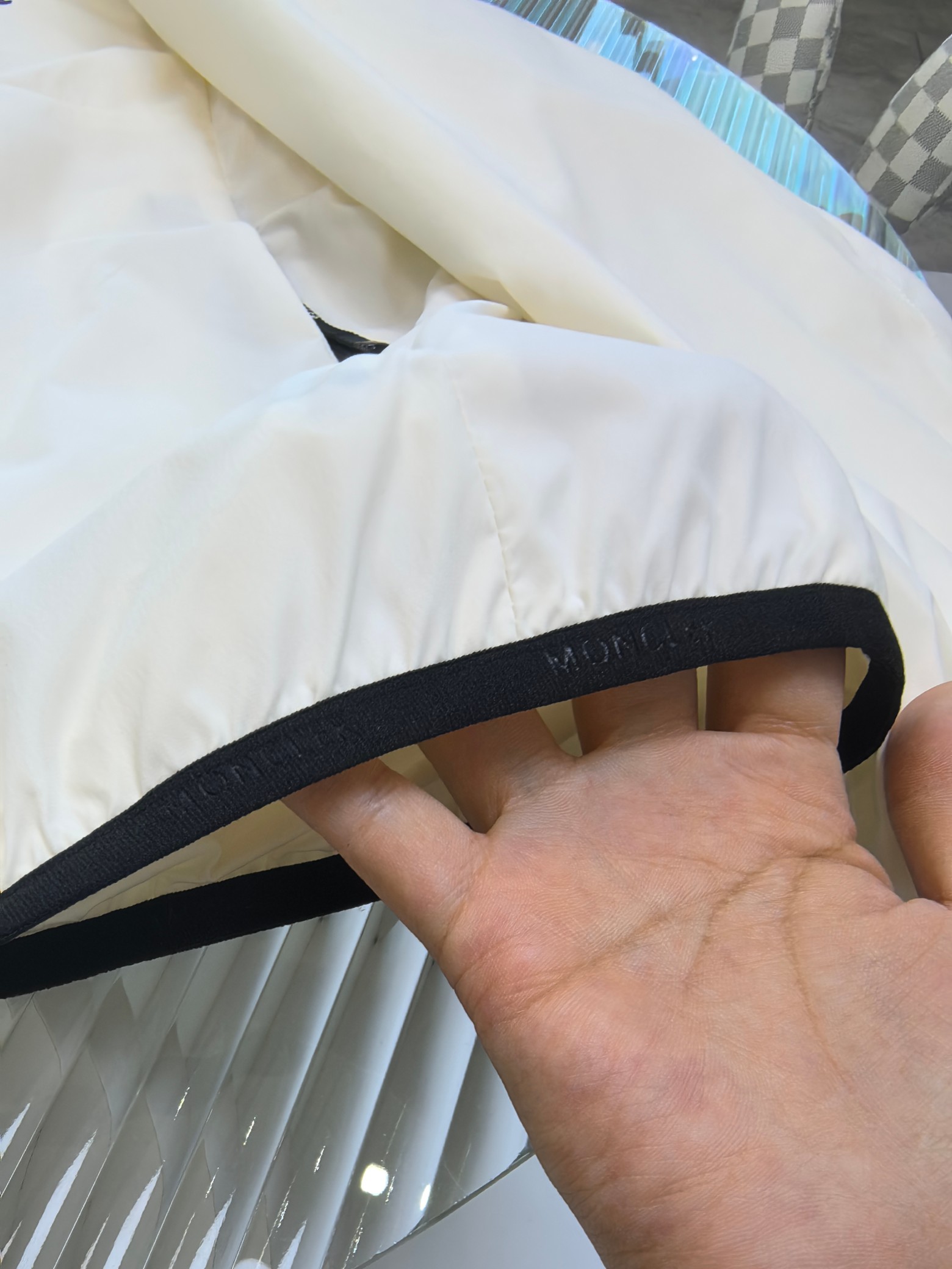 🔥MONCLER 25早秋夹克，轻盈护身，定义都市探险新美学。无论是穿梭都市街头，还是探索自然秘境，它都