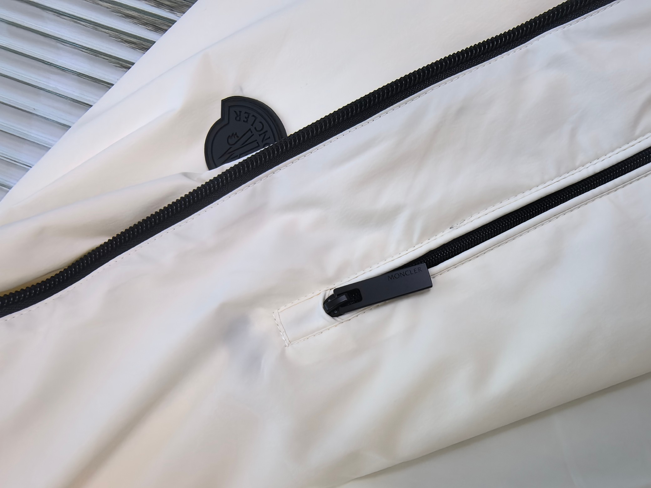 🔥MONCLER 25早秋夹克，轻盈护身，定义都市探险新美学。无论是穿梭都市街头，还是探索自然秘境，它都