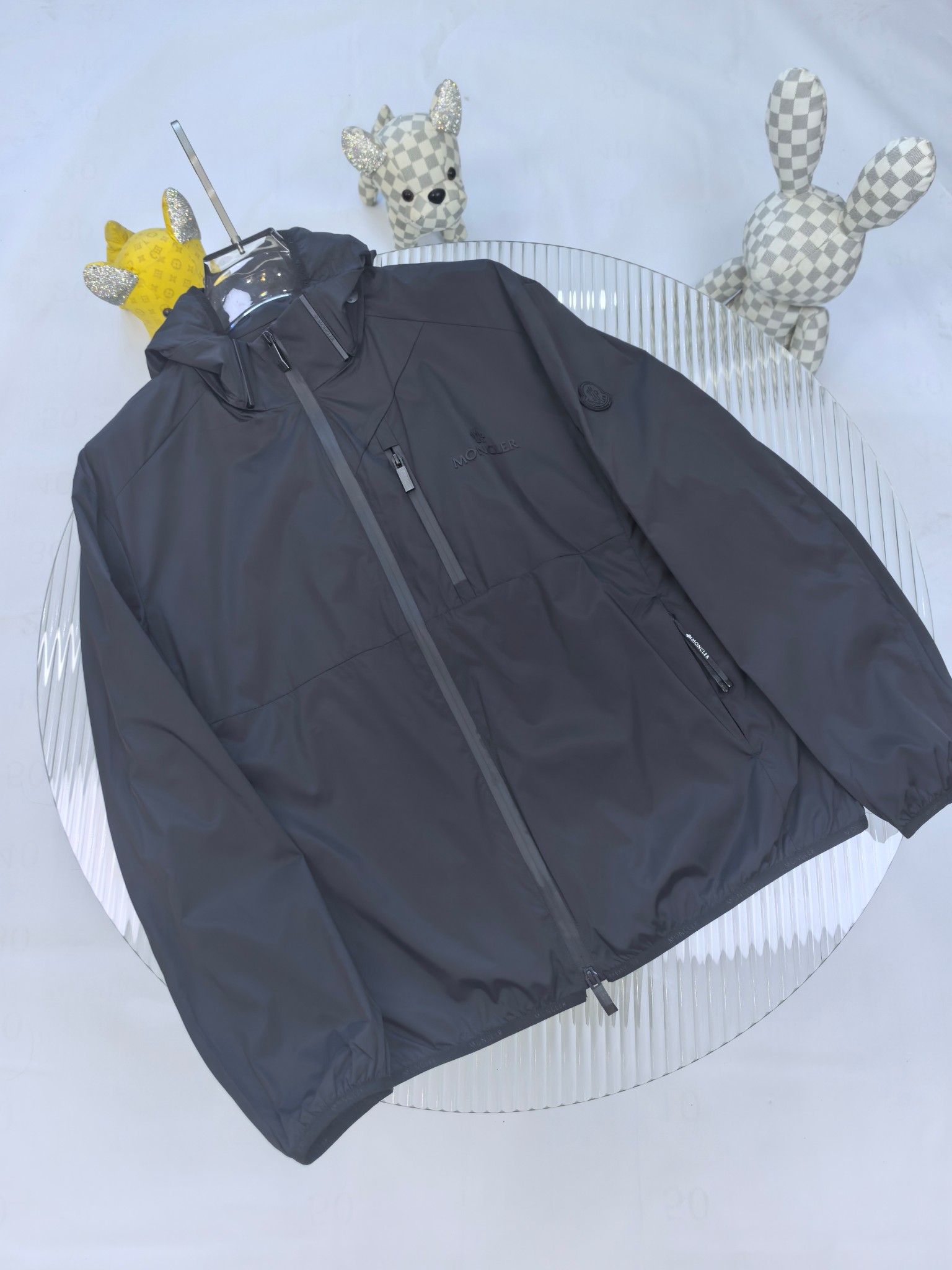 🔥MONCLER 25早秋夹克，轻盈护身，定义都市探险新美学。无论是穿梭都市街头，还是探索自然秘境，它都