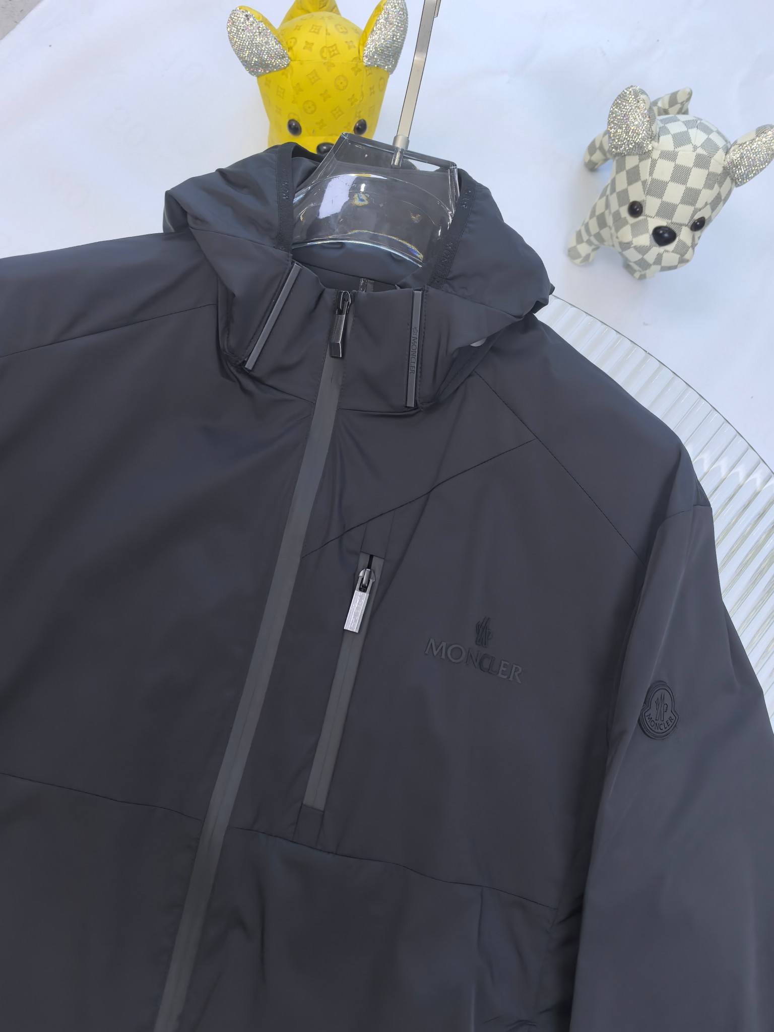 🔥MONCLER 25早秋夹克，轻盈护身，定义都市探险新美学。无论是穿梭都市街头，还是探索自然秘境，它都