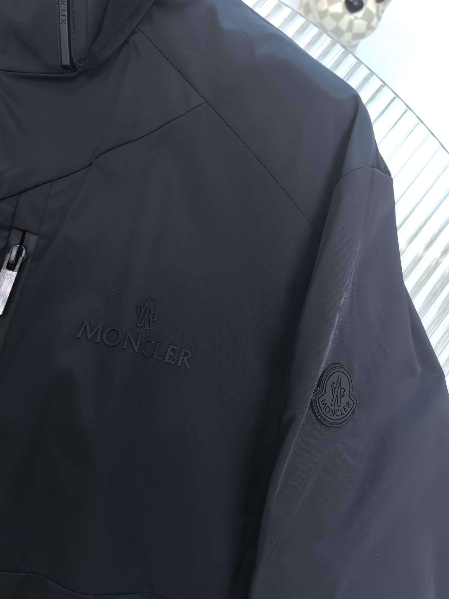🔥MONCLER 25早秋夹克，轻盈护身，定义都市探险新美学。无论是穿梭都市街头，还是探索自然秘境，它都