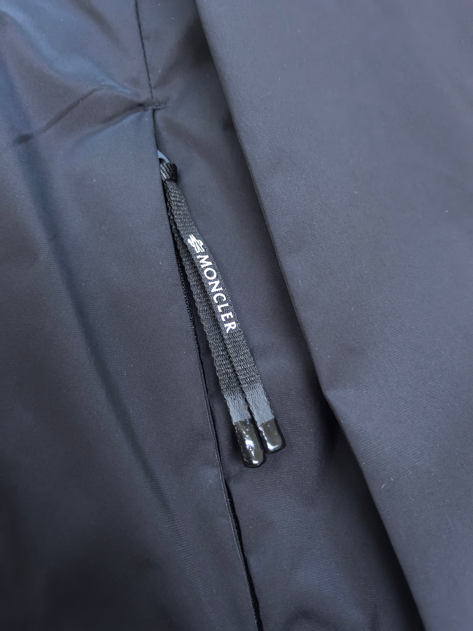 🔥MONCLER 25早秋夹克，轻盈护身，定义都市探险新美学。无论是穿梭都市街头，还是探索自然秘境，它都