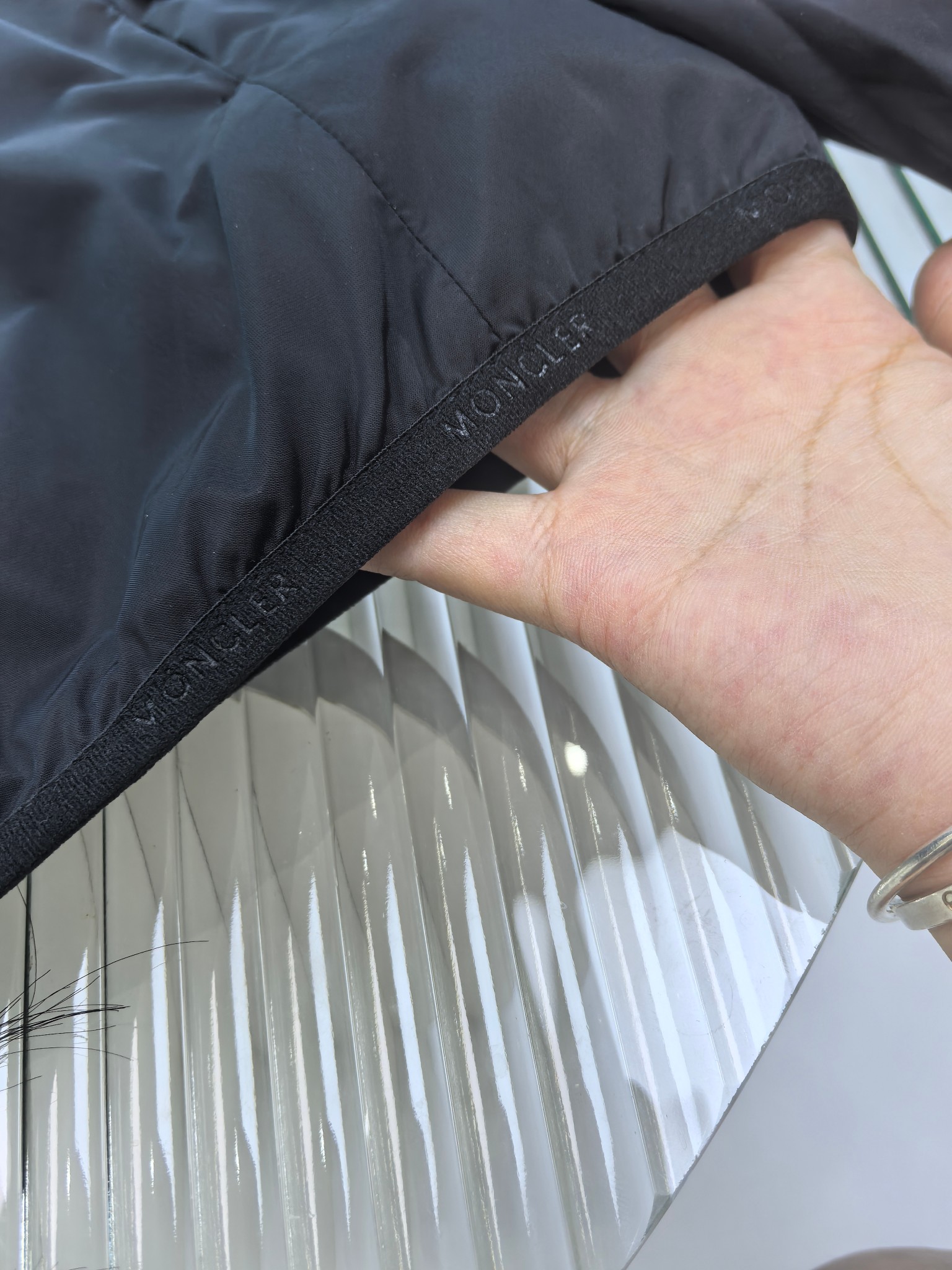 🔥MONCLER 25早秋夹克，轻盈护身，定义都市探险新美学。无论是穿梭都市街头，还是探索自然秘境，它都