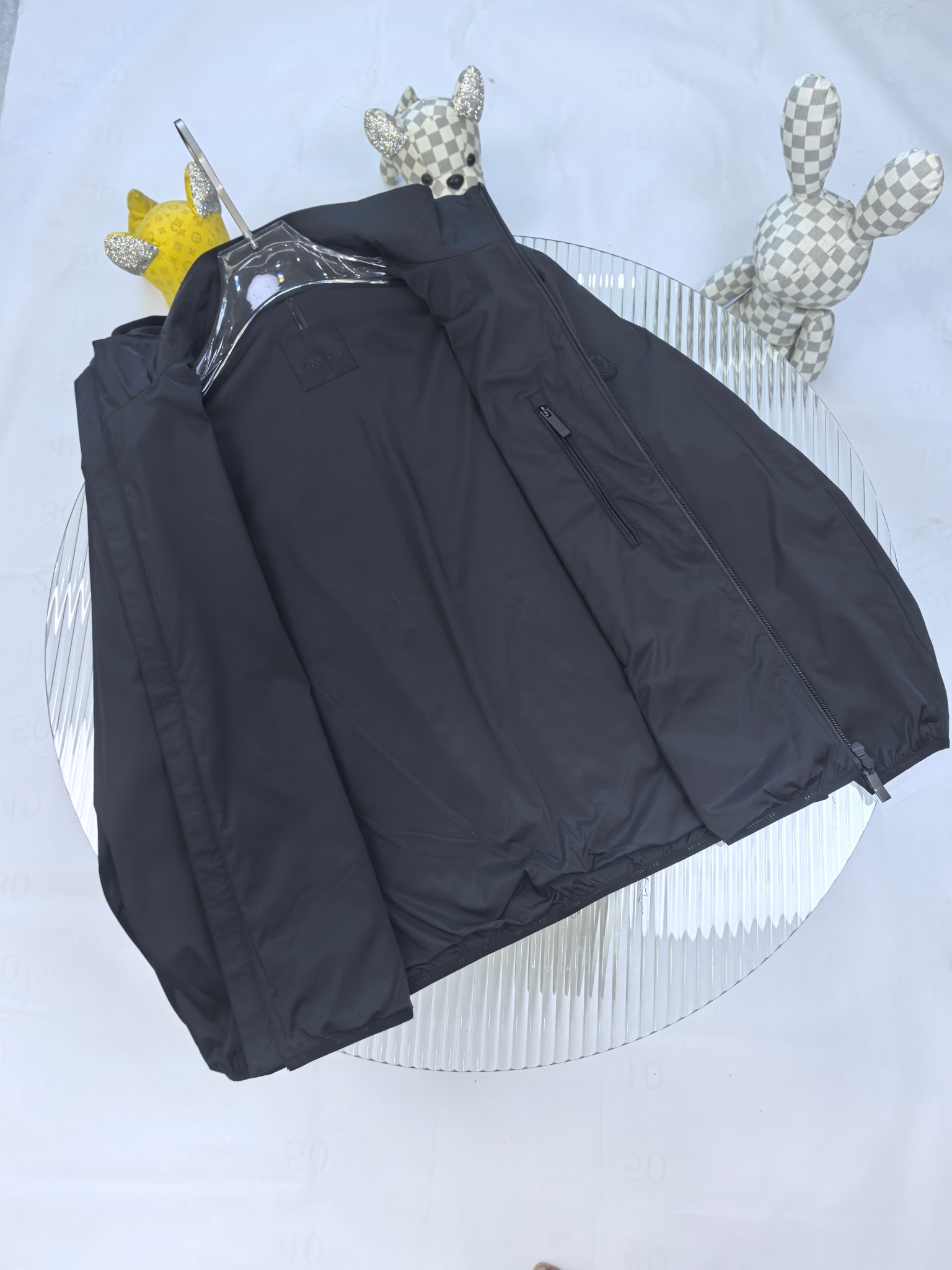 🔥MONCLER 25早秋夹克，轻盈护身，定义都市探险新美学。无论是穿梭都市街头，还是探索自然秘境，它都