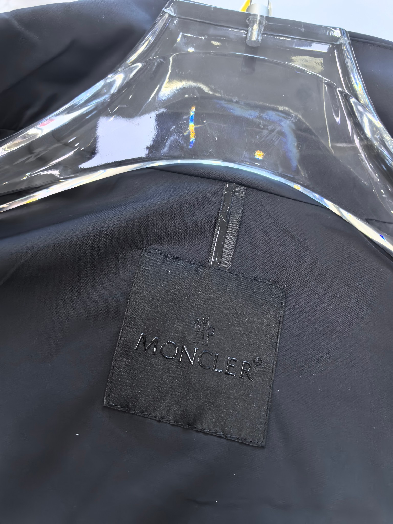 🔥MONCLER 25早秋夹克，轻盈护身，定义都市探险新美学。无论是穿梭都市街头，还是探索自然秘境，它都