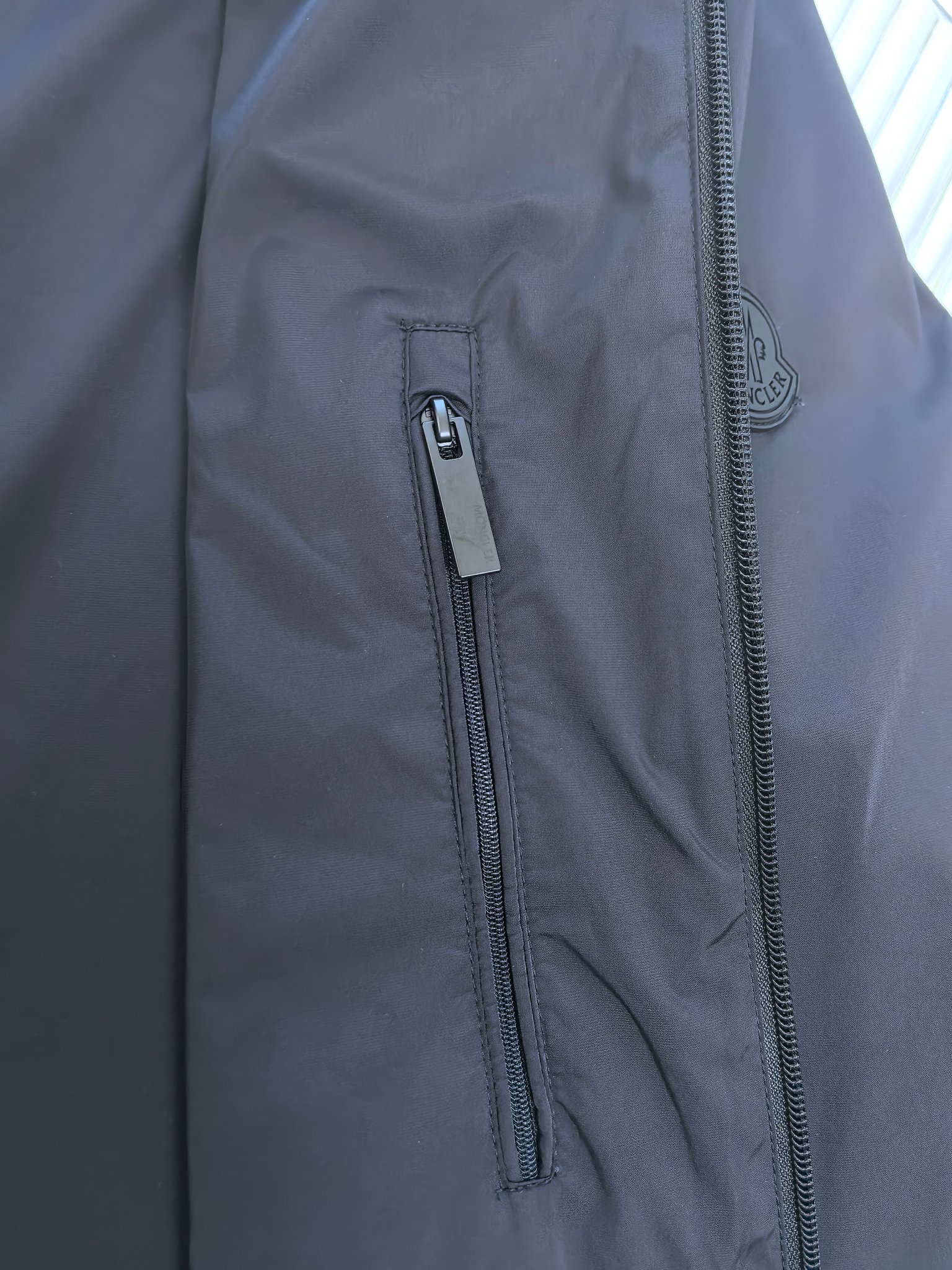 🔥MONCLER 25早秋夹克，轻盈护身，定义都市探险新美学。无论是穿梭都市街头，还是探索自然秘境，它都