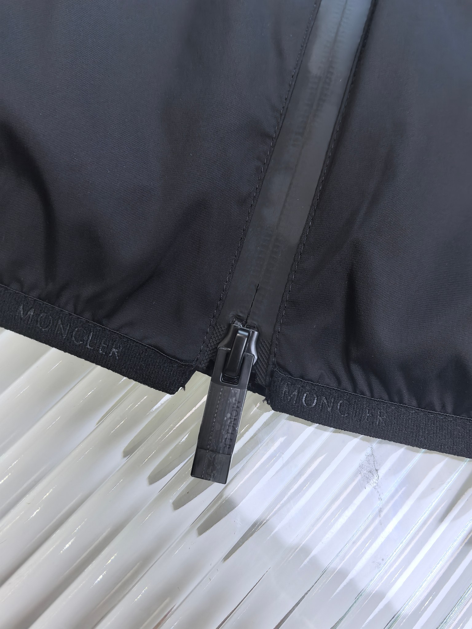 🔥MONCLER 25早秋夹克，轻盈护身，定义都市探险新美学。无论是穿梭都市街头，还是探索自然秘境，它都