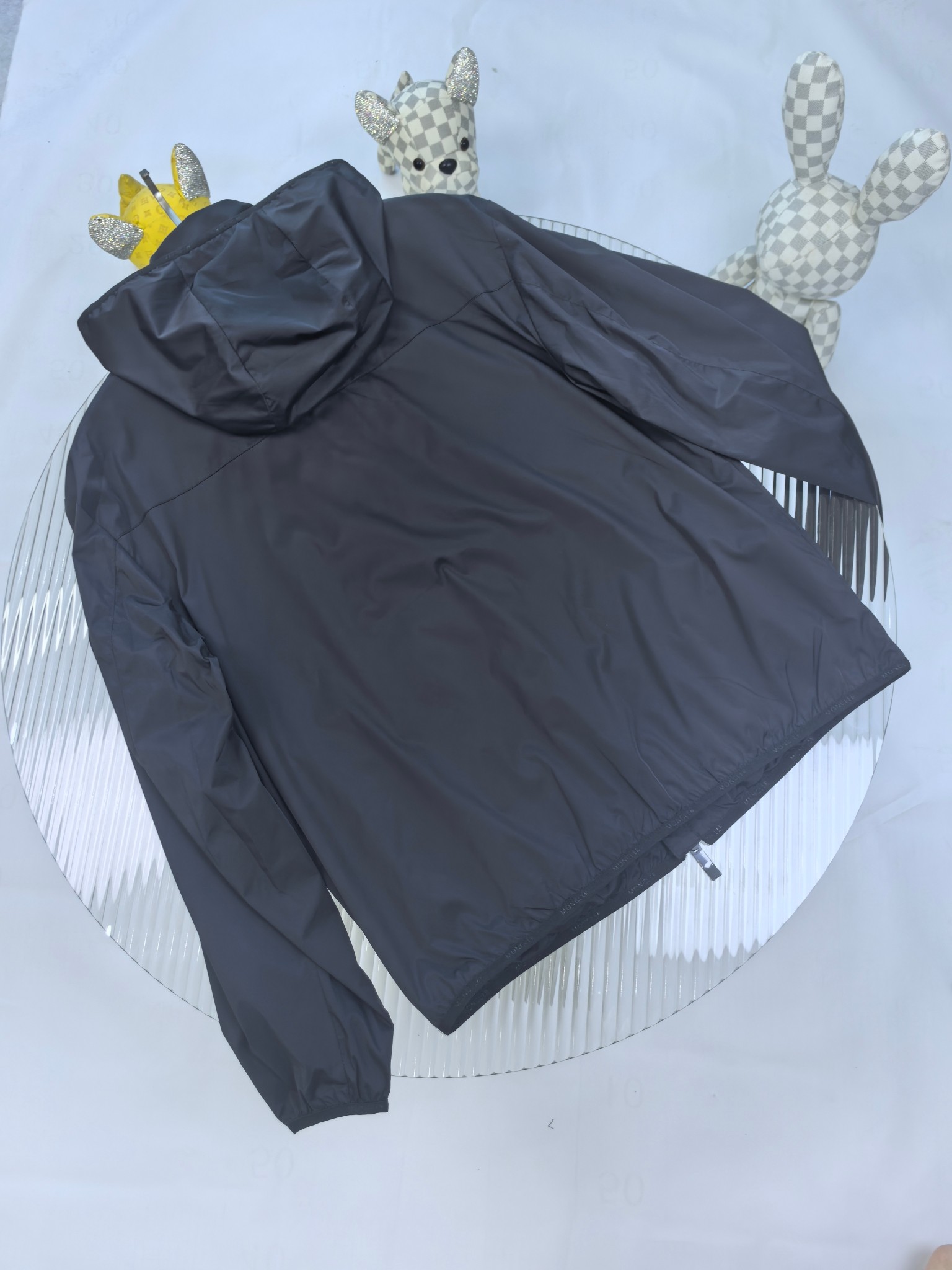 🔥MONCLER 25早秋夹克，轻盈护身，定义都市探险新美学。无论是穿梭都市街头，还是探索自然秘境，它都