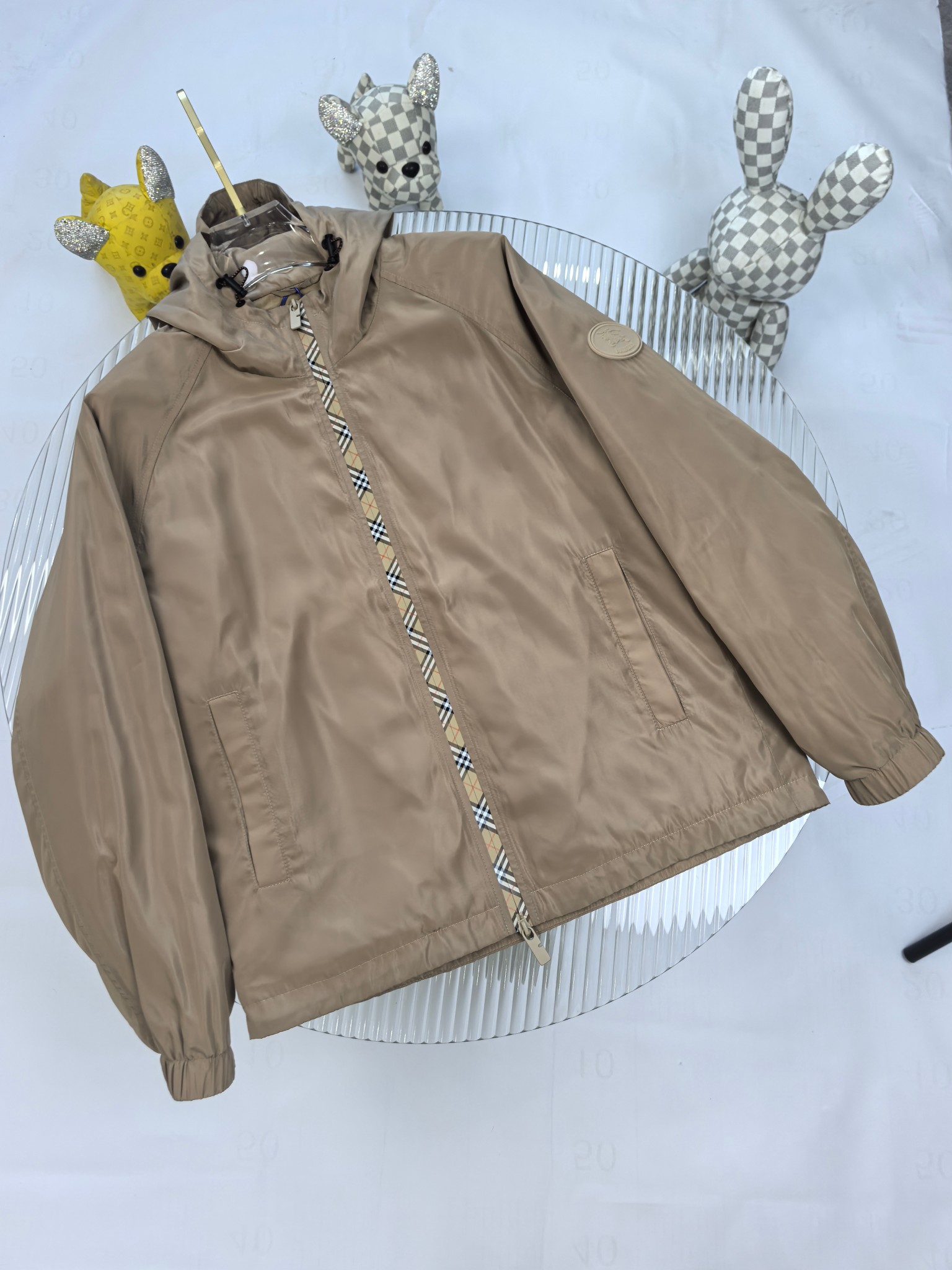 主推🌹Burberry 2025ss早秋新款发布❤️巴宝莉连帽夹克外套，秋季爆款外套，格子提花战马刺绣款