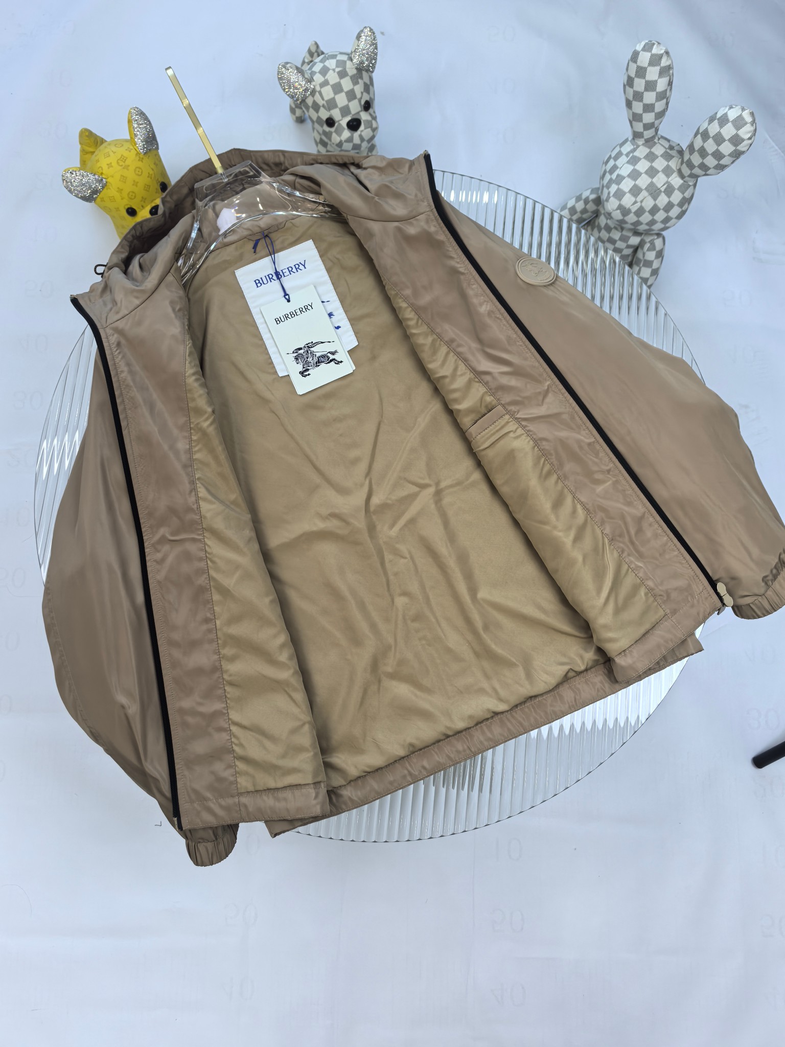 主推🌹Burberry 2025ss早秋新款发布❤️巴宝莉连帽夹克外套，秋季爆款外套，格子提花战马刺绣款