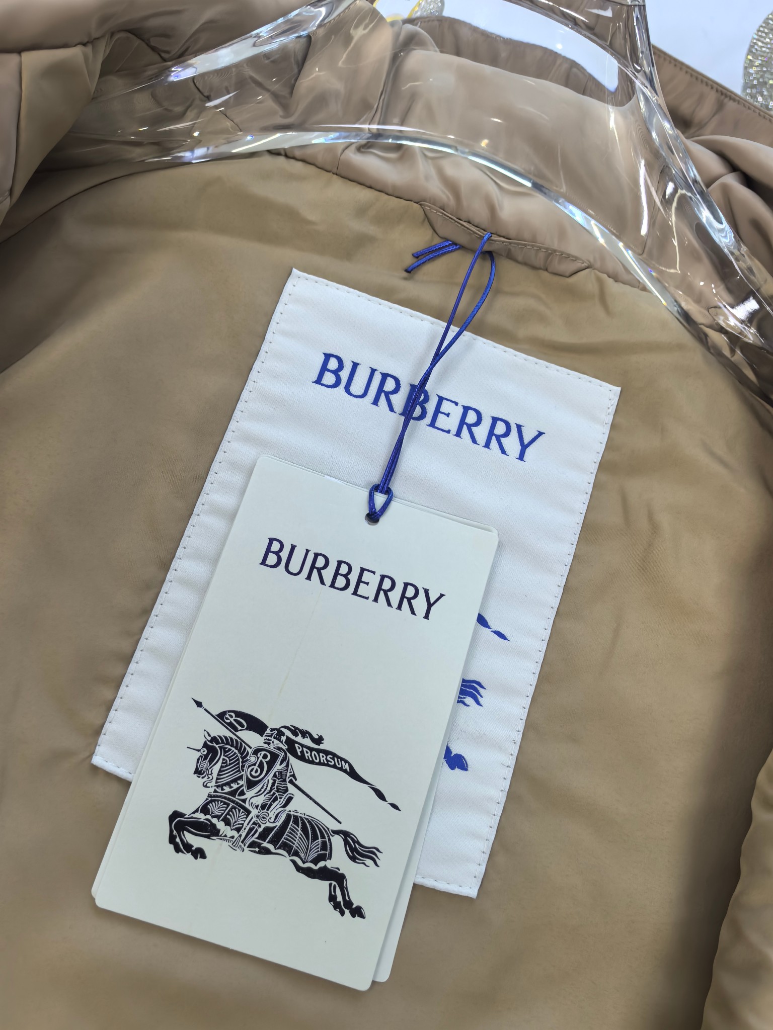 主推🌹Burberry 2025ss早秋新款发布❤️巴宝莉连帽夹克外套，秋季爆款外套，格子提花战马刺绣款