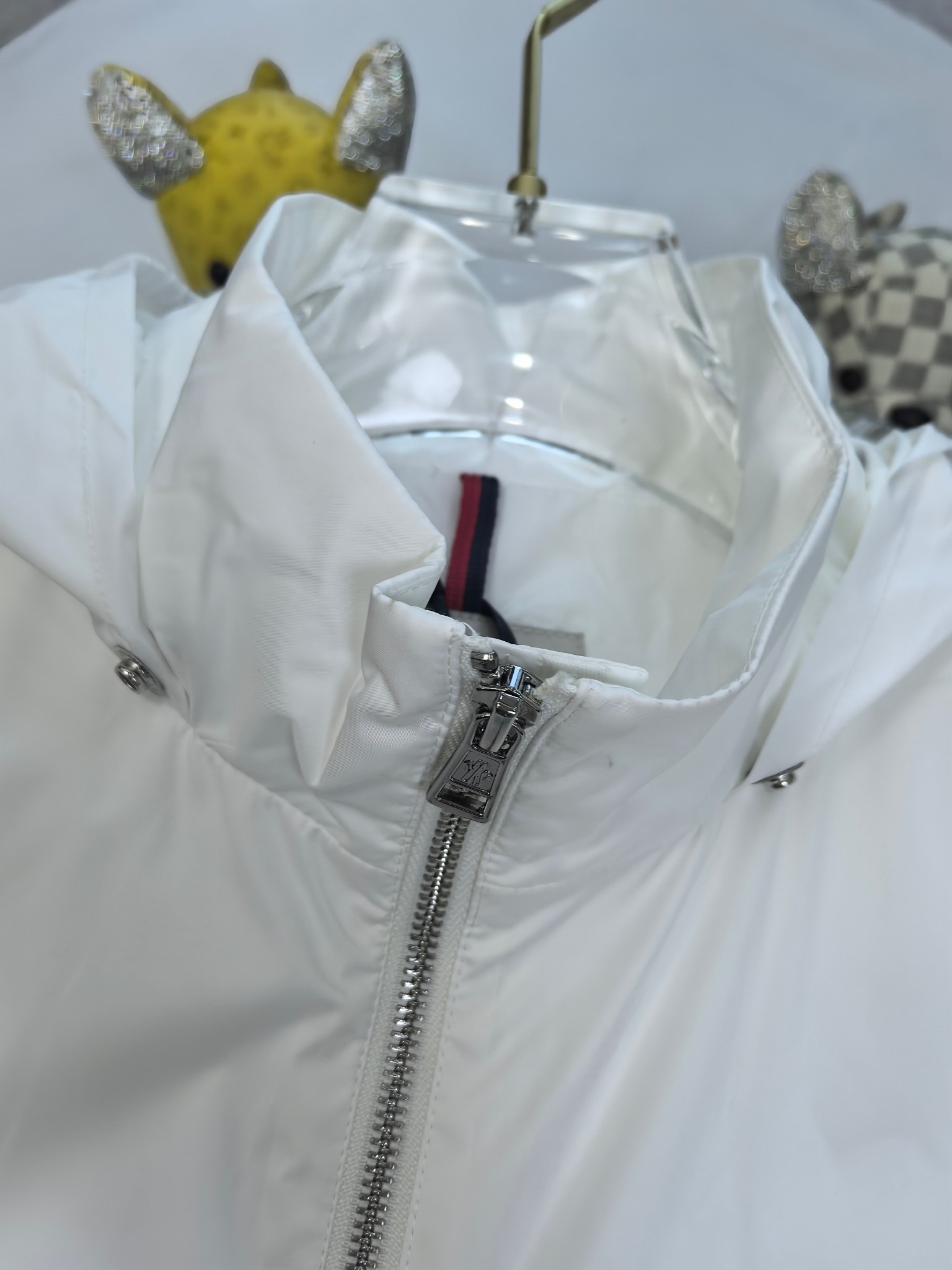 🔥MONCLER 25早秋夹克，轻盈护身，定义都市探险新美学。无论是穿梭都市街头，还是探索自然秘境，它都