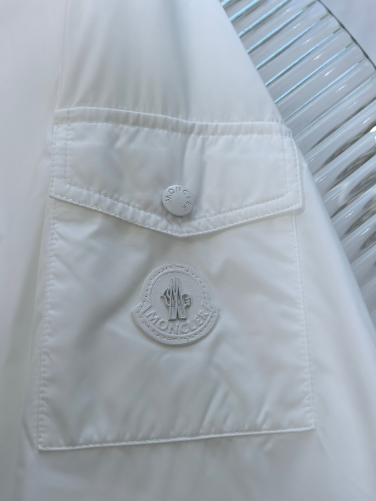 🔥MONCLER 25早秋夹克，轻盈护身，定义都市探险新美学。无论是穿梭都市街头，还是探索自然秘境，它都