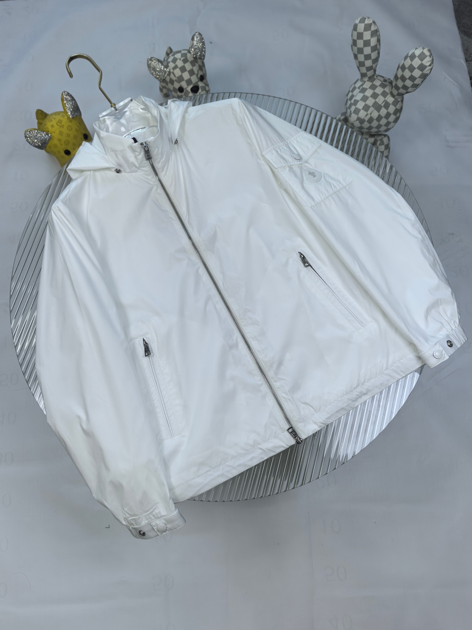 🔥MONCLER 25早秋夹克，轻盈护身，定义都市探险新美学。无论是穿梭都市街头，还是探索自然秘境，它都