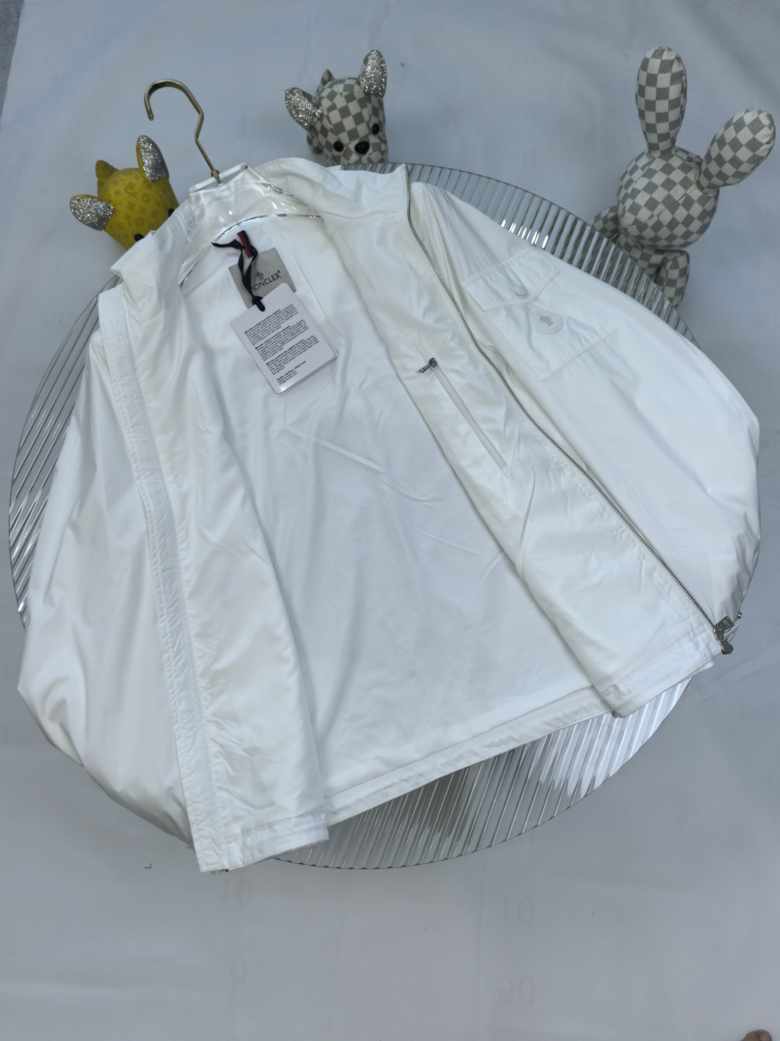 🔥MONCLER 25早秋夹克，轻盈护身，定义都市探险新美学。无论是穿梭都市街头，还是探索自然秘境，它都