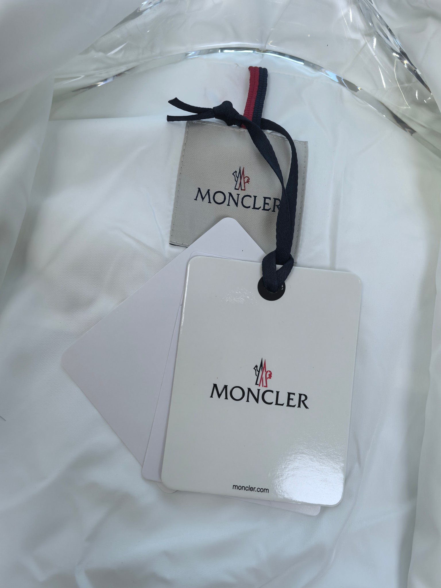 🔥MONCLER 25早秋夹克，轻盈护身，定义都市探险新美学。无论是穿梭都市街头，还是探索自然秘境，它都