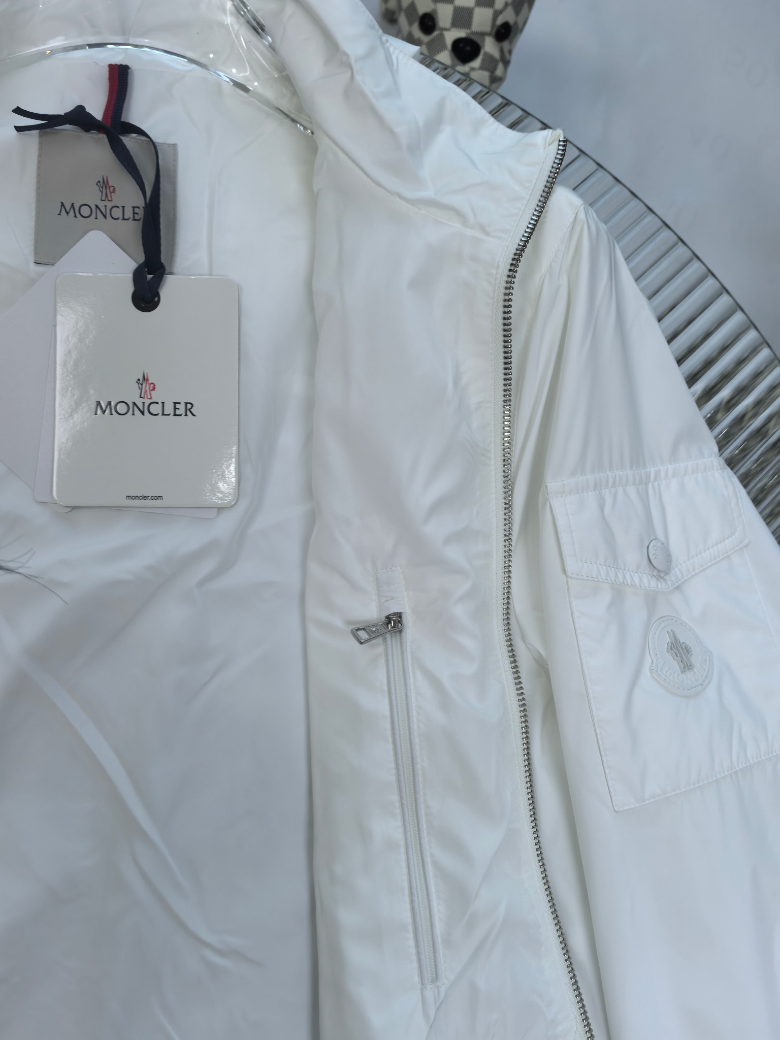 🔥MONCLER 25早秋夹克，轻盈护身，定义都市探险新美学。无论是穿梭都市街头，还是探索自然秘境，它都
