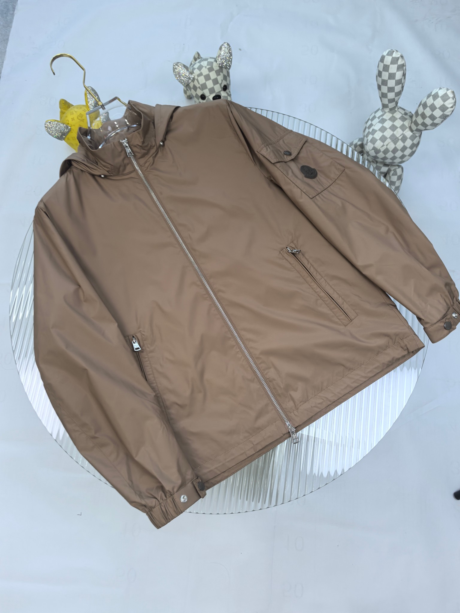 🔥MONCLER 25早秋夹克，轻盈护身，定义都市探险新美学。无论是穿梭都市街头，还是探索自然秘境，它都