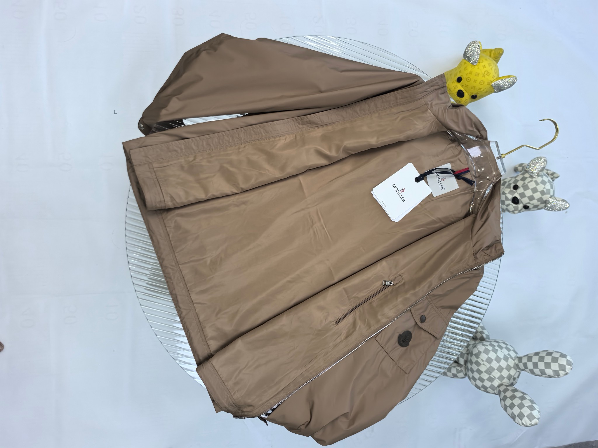 🔥MONCLER 25早秋夹克，轻盈护身，定义都市探险新美学。无论是穿梭都市街头，还是探索自然秘境，它都