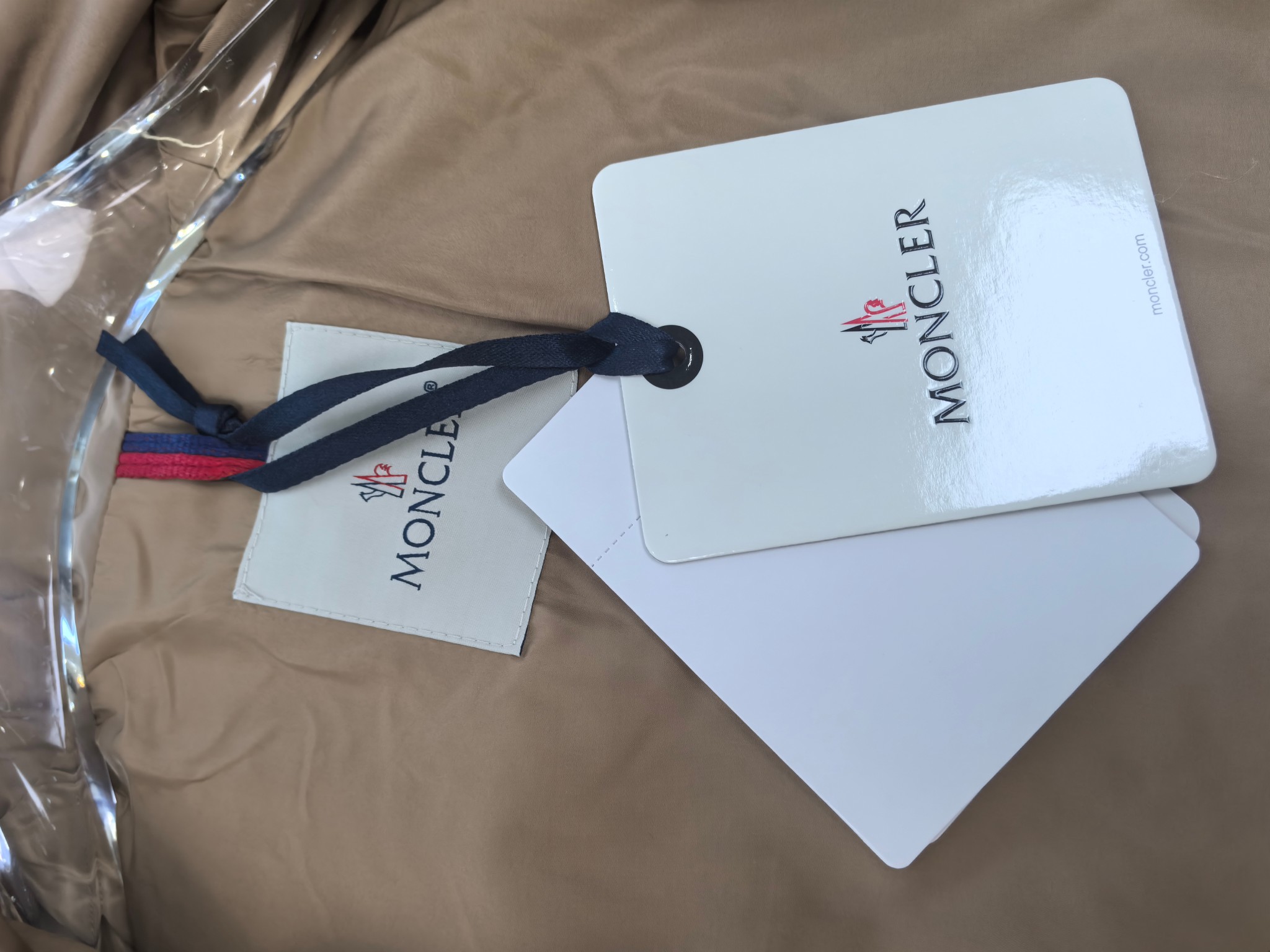 🔥MONCLER 25早秋夹克，轻盈护身，定义都市探险新美学。无论是穿梭都市街头，还是探索自然秘境，它都