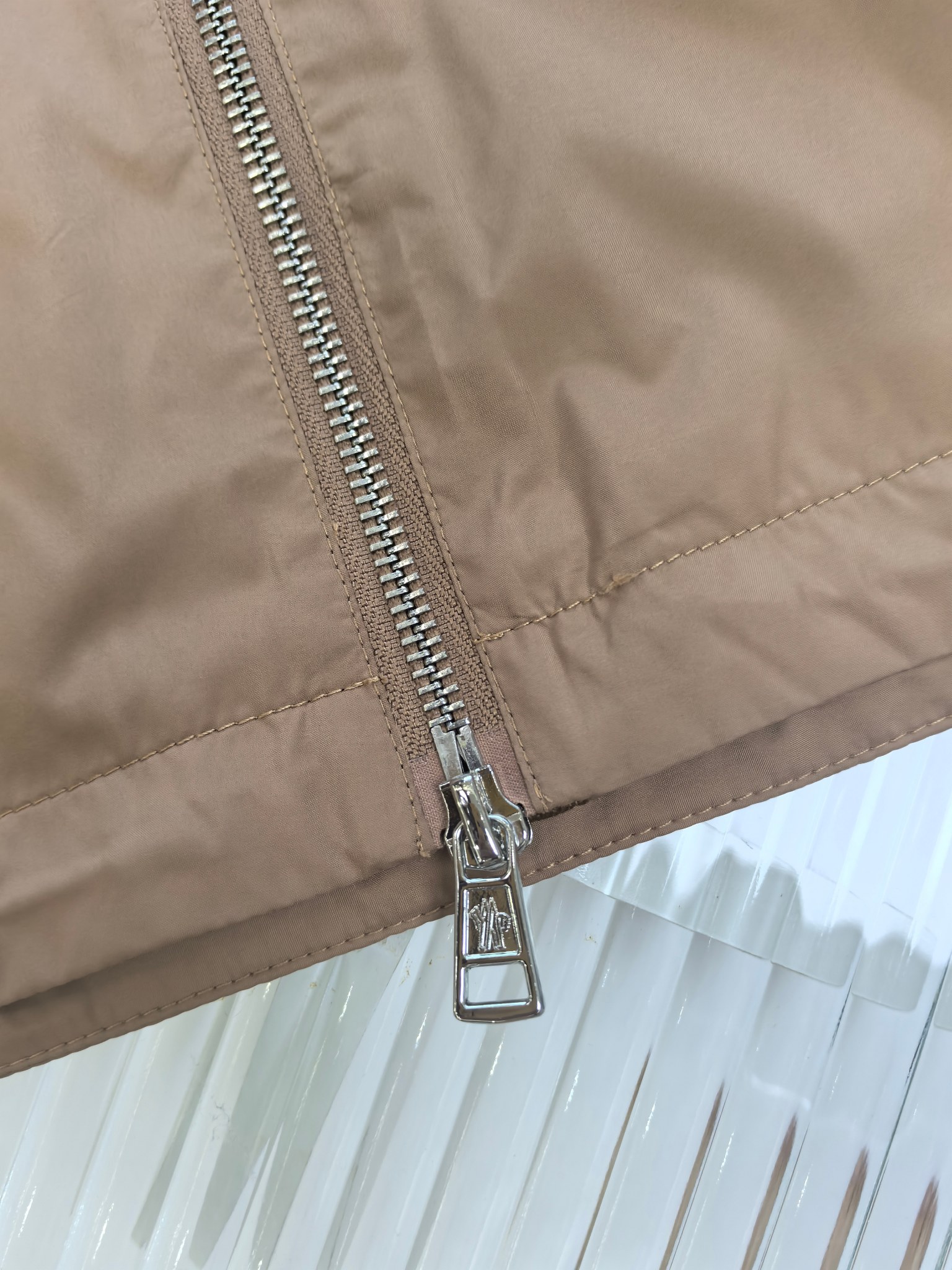 🔥MONCLER 25早秋夹克，轻盈护身，定义都市探险新美学。无论是穿梭都市街头，还是探索自然秘境，它都