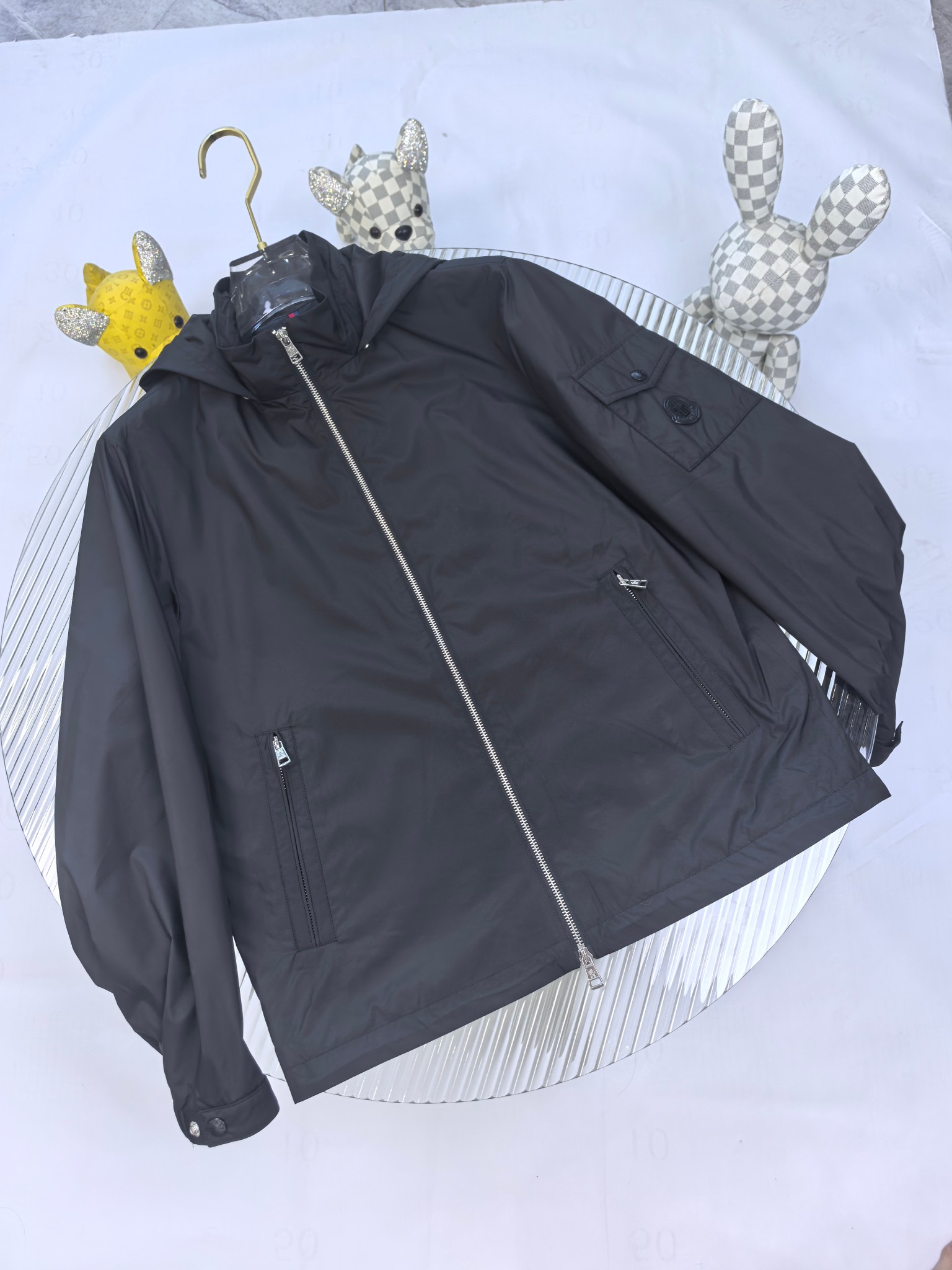 🔥MONCLER 25早秋夹克，轻盈护身，定义都市探险新美学。无论是穿梭都市街头，还是探索自然秘境，它都