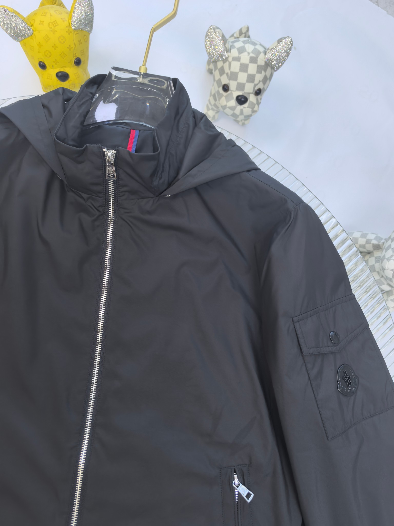 🔥MONCLER 25早秋夹克，轻盈护身，定义都市探险新美学。无论是穿梭都市街头，还是探索自然秘境，它都