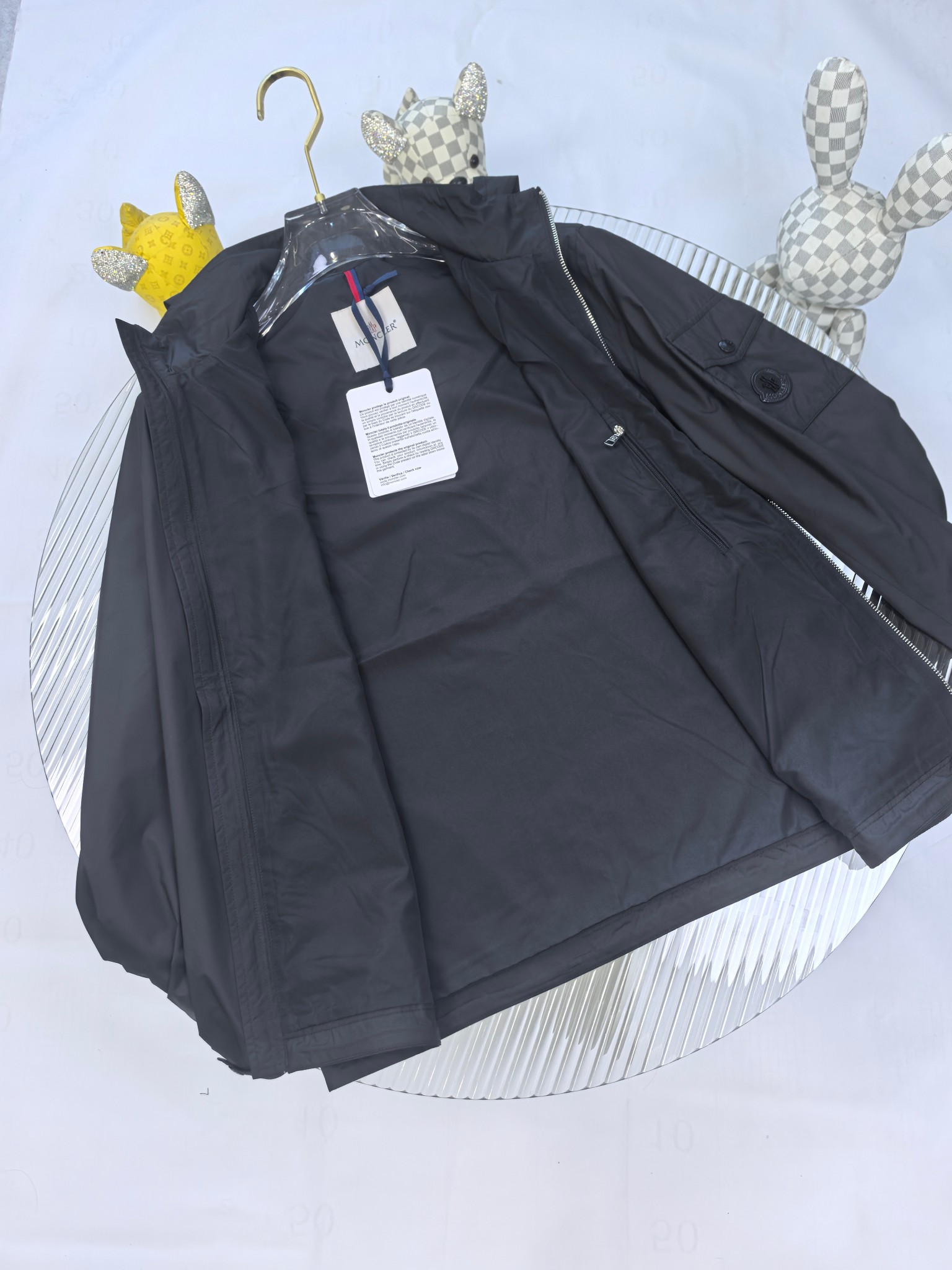 🔥MONCLER 25早秋夹克，轻盈护身，定义都市探险新美学。无论是穿梭都市街头，还是探索自然秘境，它都