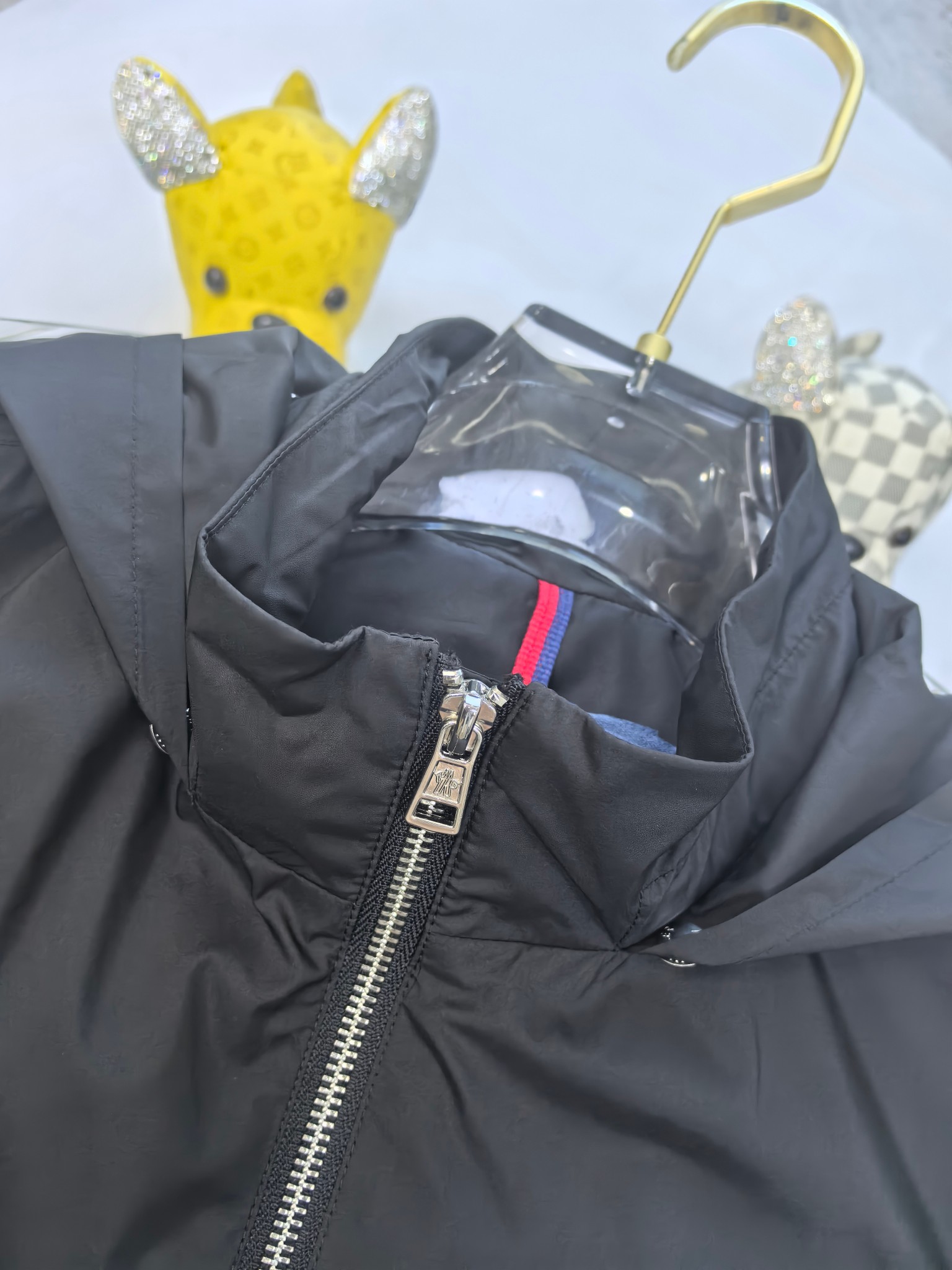 🔥MONCLER 25早秋夹克，轻盈护身，定义都市探险新美学。无论是穿梭都市街头，还是探索自然秘境，它都