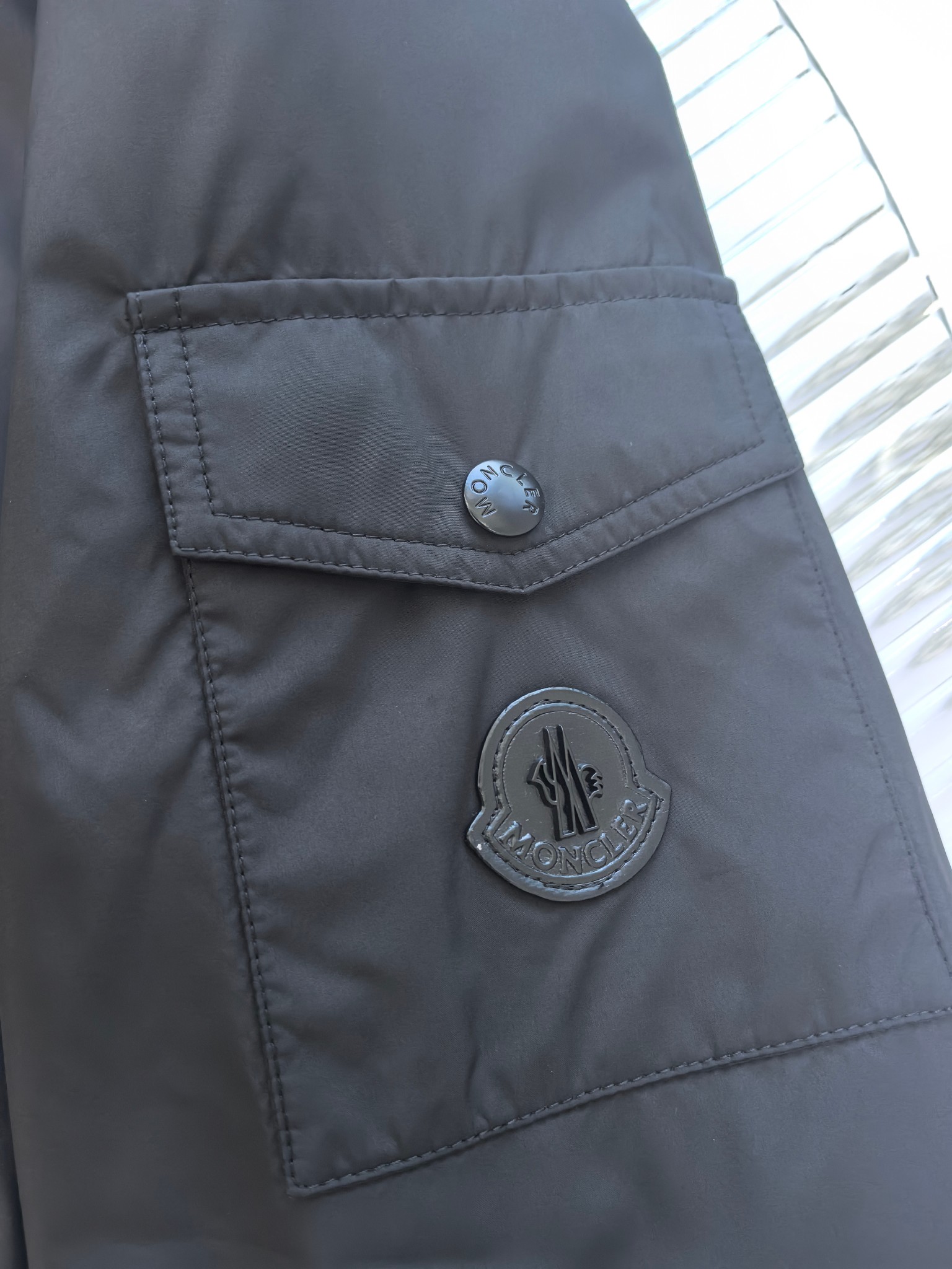 🔥MONCLER 25早秋夹克，轻盈护身，定义都市探险新美学。无论是穿梭都市街头，还是探索自然秘境，它都