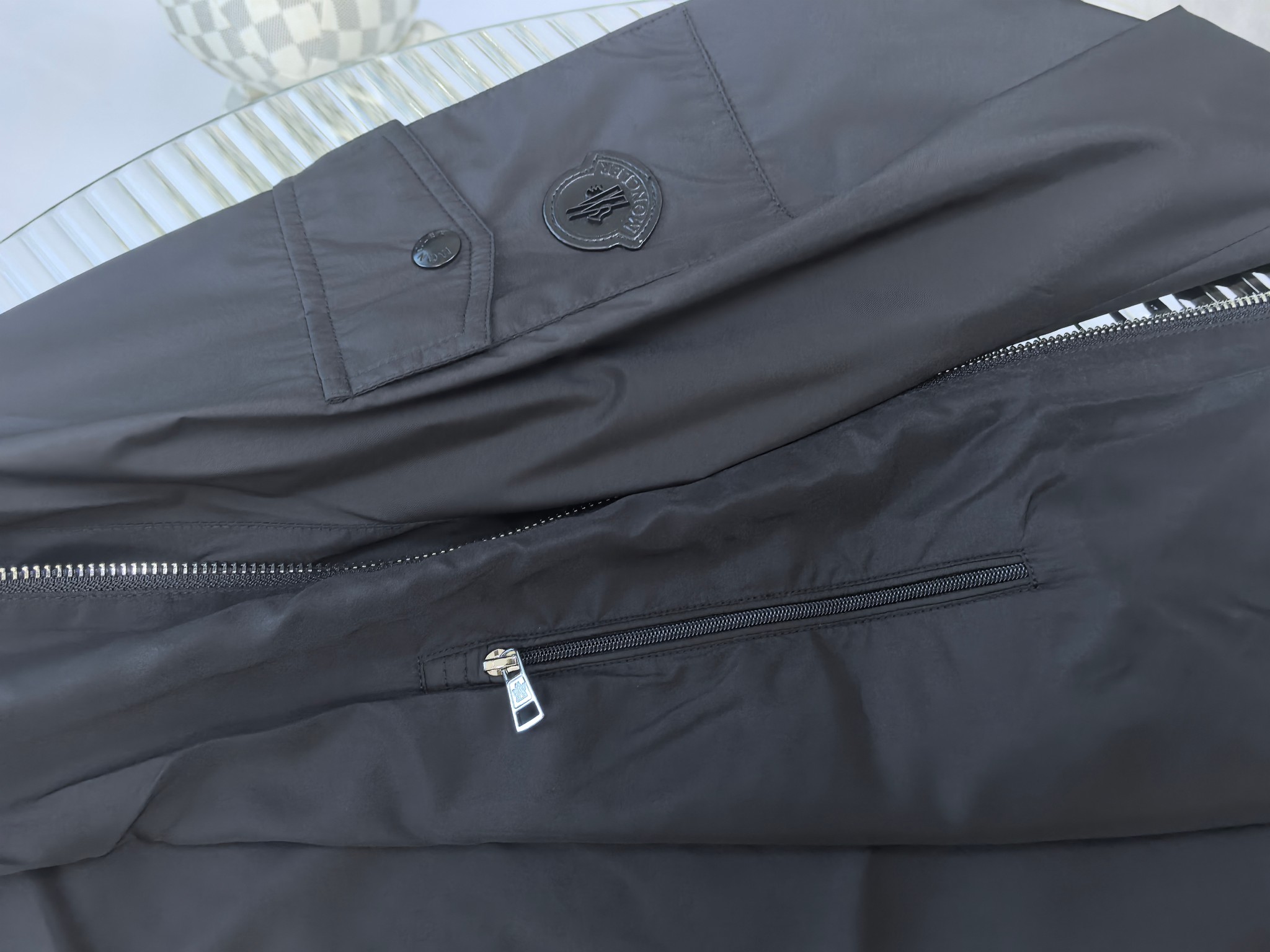 🔥MONCLER 25早秋夹克，轻盈护身，定义都市探险新美学。无论是穿梭都市街头，还是探索自然秘境，它都