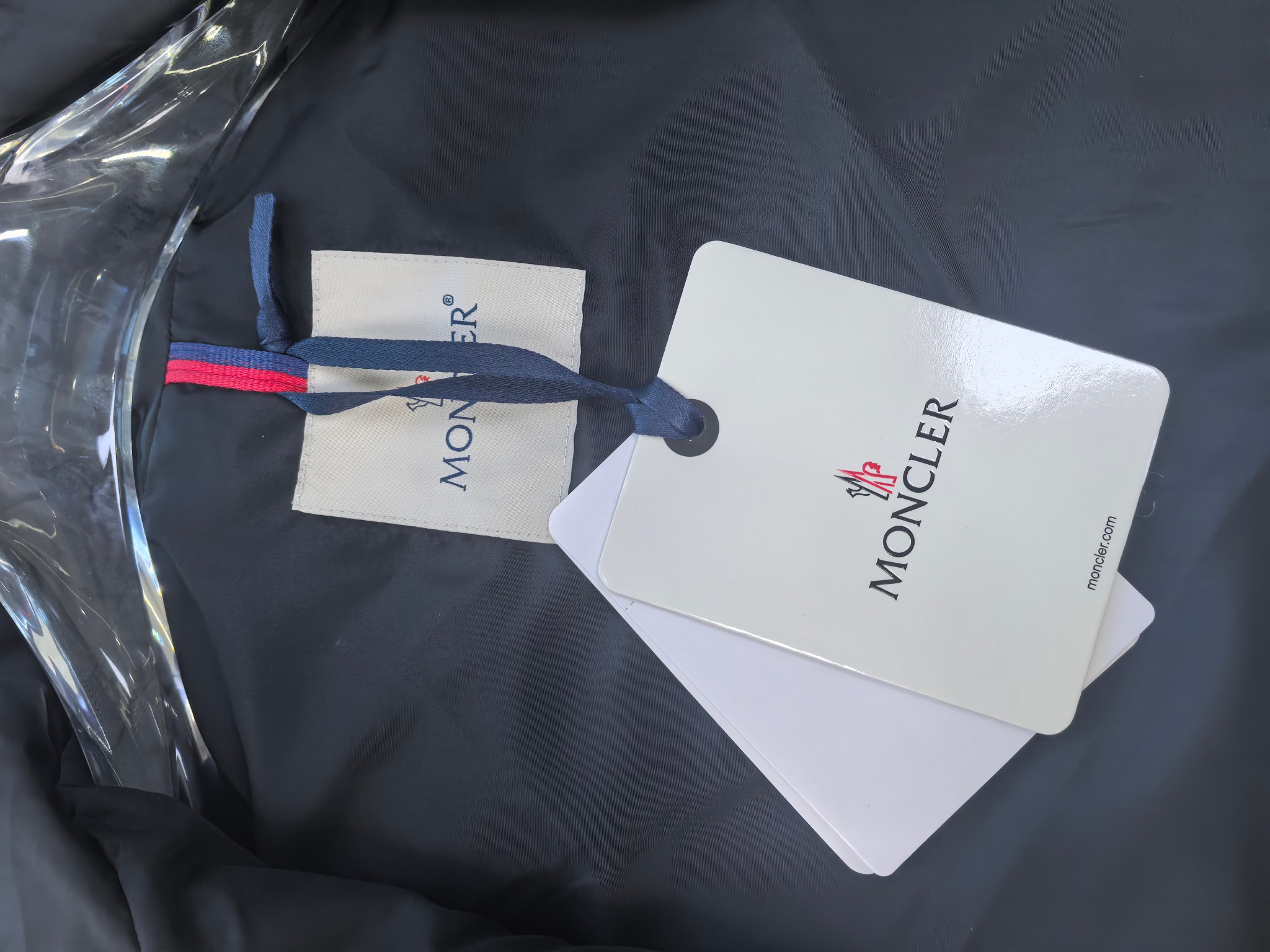 🔥MONCLER 25早秋夹克，轻盈护身，定义都市探险新美学。无论是穿梭都市街头，还是探索自然秘境，它都