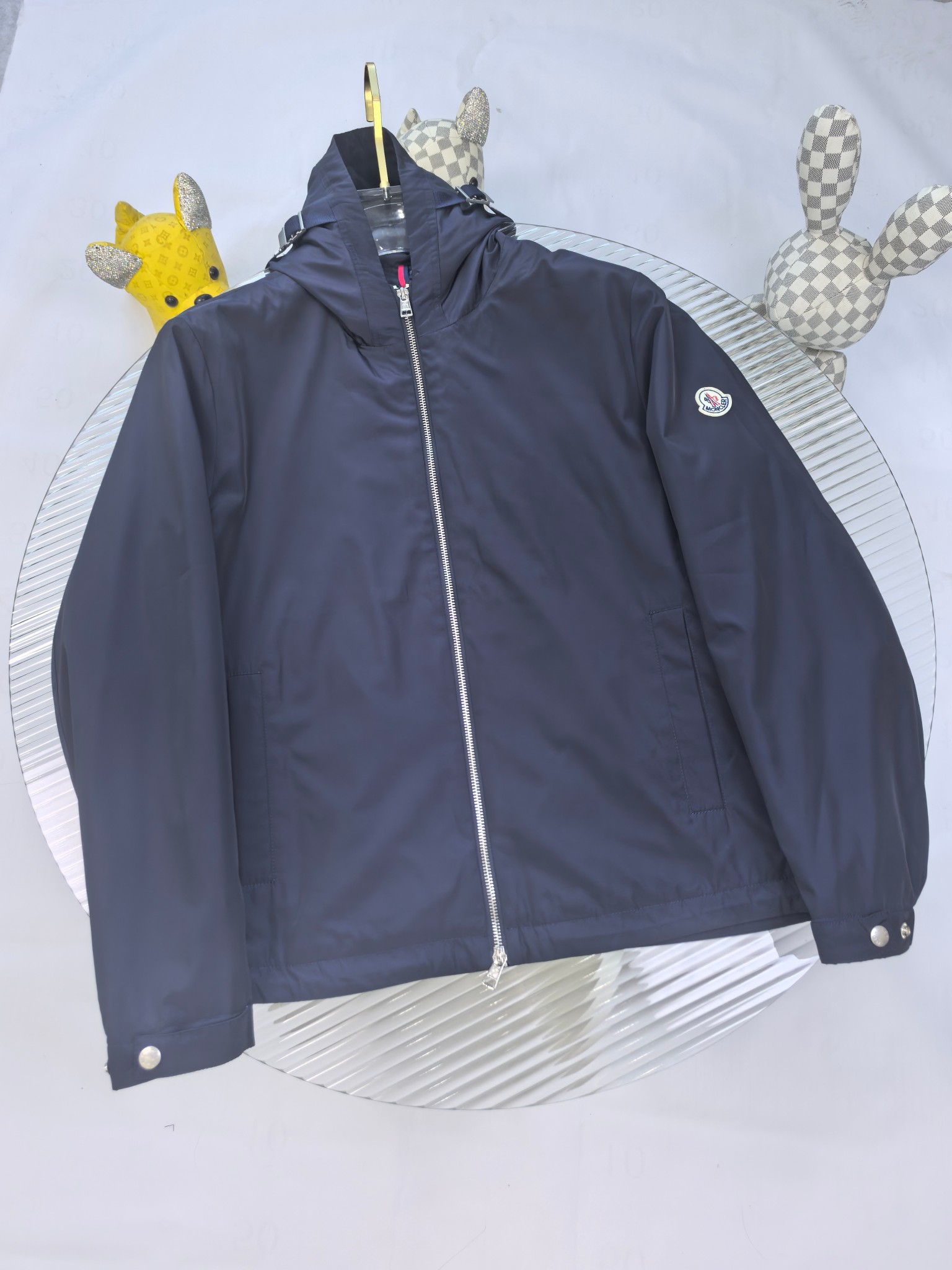 🔥MONCLER 25早秋夹克，轻盈护身，定义都市探险新美学。无论是穿梭都市街头，还是探索自然秘境，它都