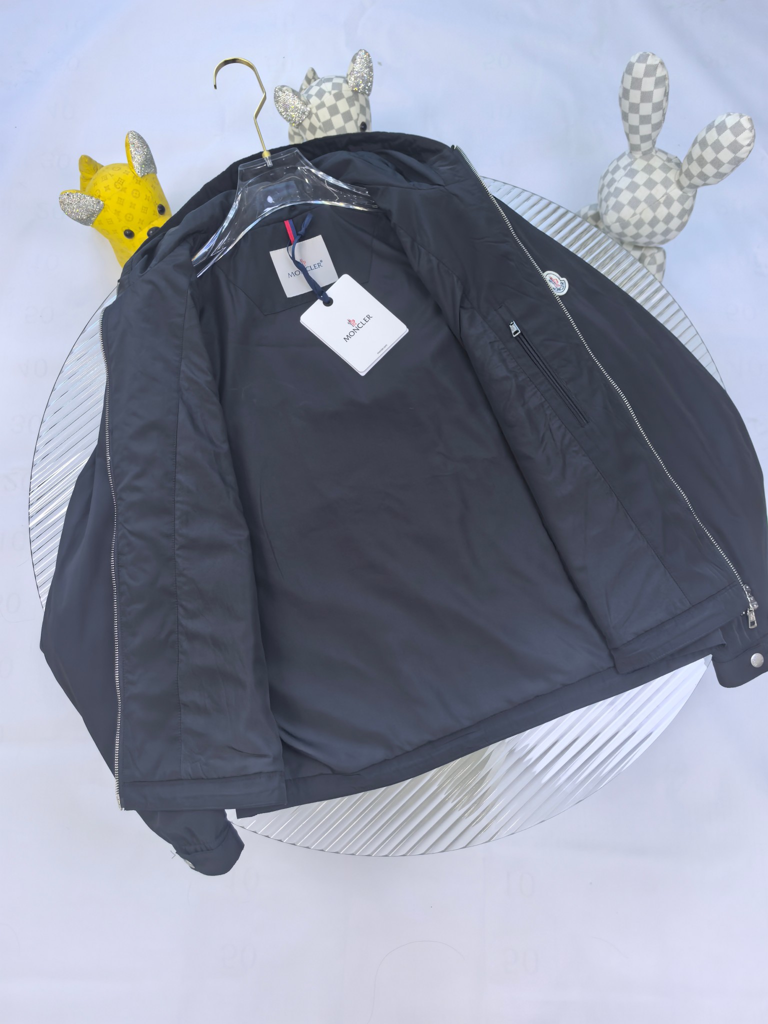 🔥MONCLER 25早秋夹克，轻盈护身，定义都市探险新美学。无论是穿梭都市街头，还是探索自然秘境，它都