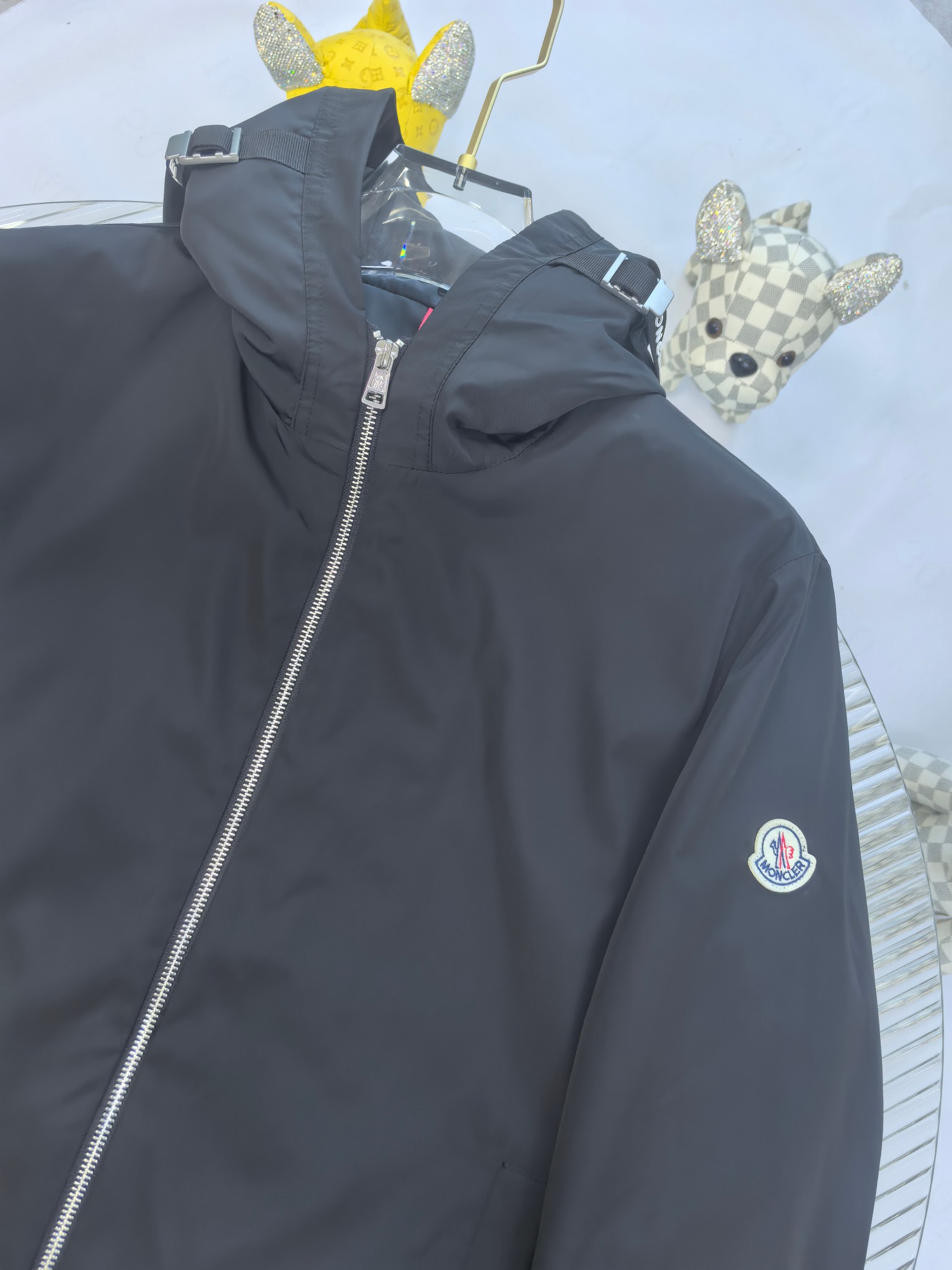 🔥MONCLER 25早秋夹克，轻盈护身，定义都市探险新美学。无论是穿梭都市街头，还是探索自然秘境，它都