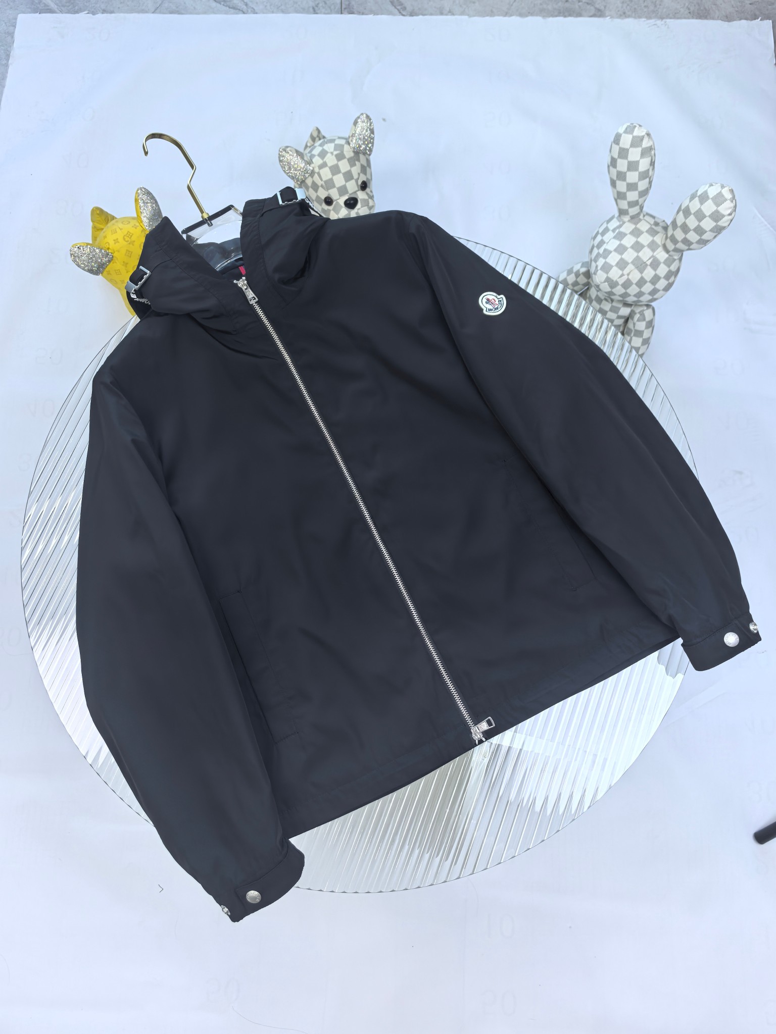 🔥MONCLER 25早秋夹克，轻盈护身，定义都市探险新美学。无论是穿梭都市街头，还是探索自然秘境，它都