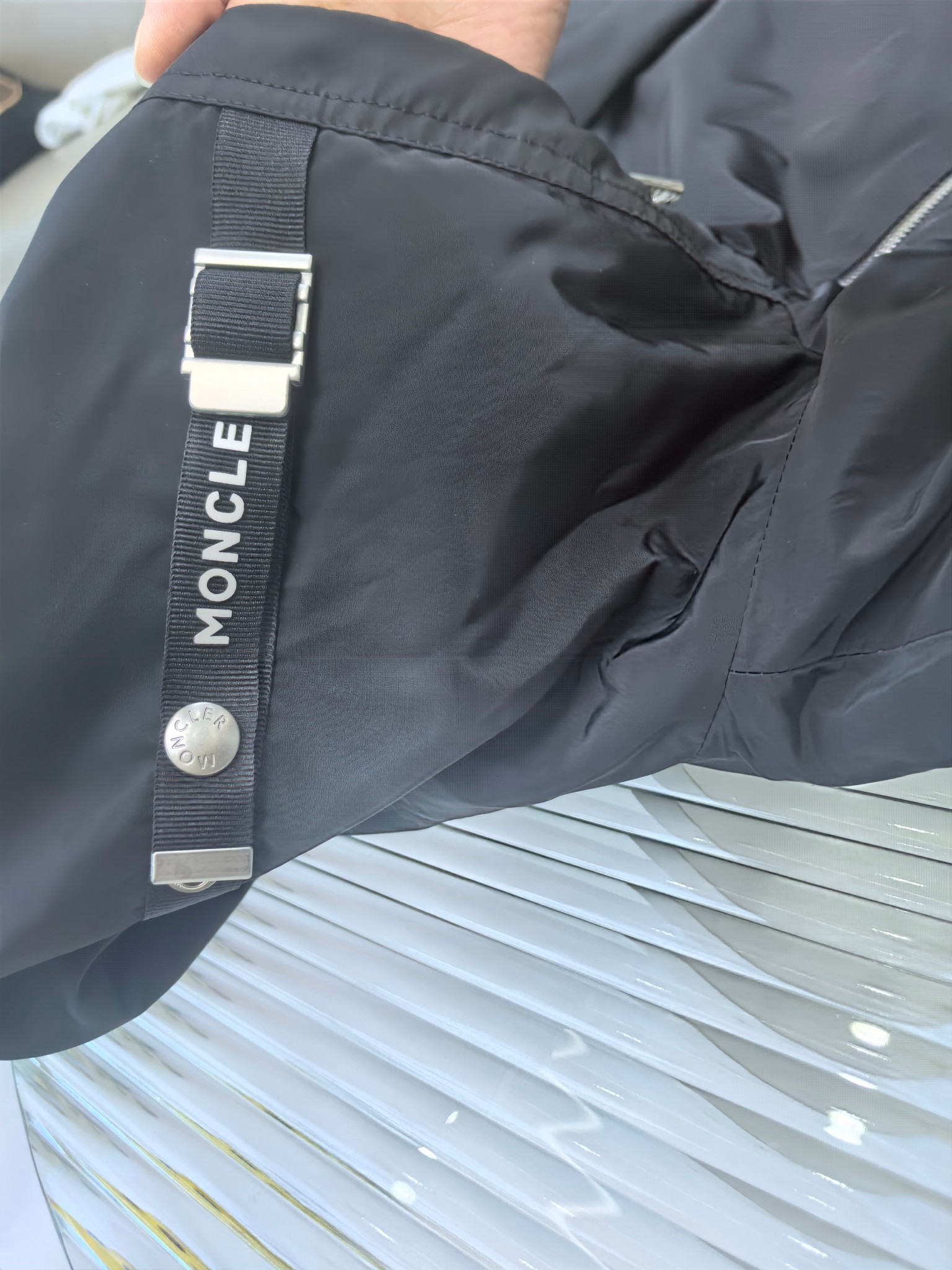 🔥MONCLER 25早秋夹克，轻盈护身，定义都市探险新美学。无论是穿梭都市街头，还是探索自然秘境，它都