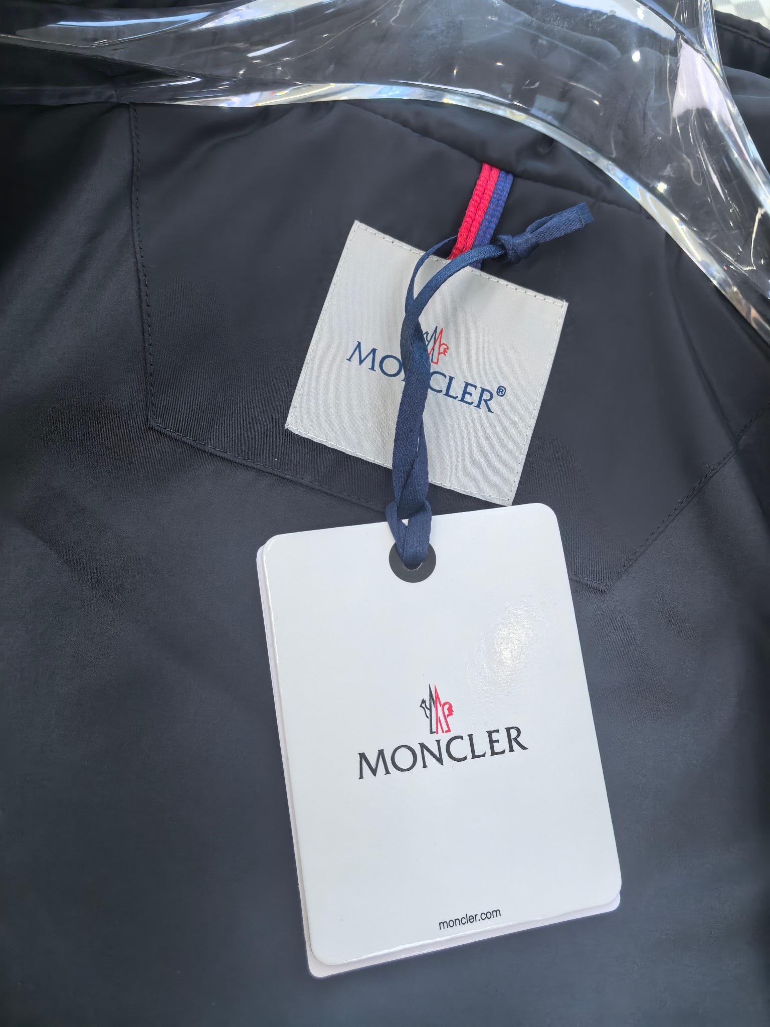 🔥MONCLER 25早秋夹克，轻盈护身，定义都市探险新美学。无论是穿梭都市街头，还是探索自然秘境，它都