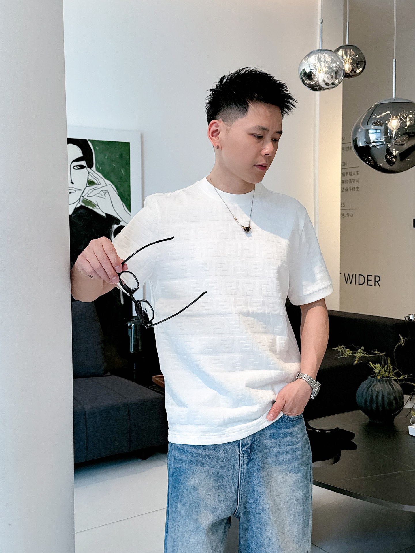 P170   芬迪  2025秋冬 圆领刺绣短袖T恤打底衫 元素性的Logo徽章凸显休闲时尚魅力,依然独领时尚风骚.内搭好伴侣…
客供高支弹力针织100%液氨空气层面料,平整匀称的针织轻薄清爽,柔软舒适,透气性极佳.简洁而富有独特魅力.直裁版型更为适合搭配各种潮流时尚造型.
采用器械刺绣,细腻饱满的质感突显,为时尚运动休闲带来全新体验.
颜色：黑色 白色 
尺码： M-3XL
AAA1